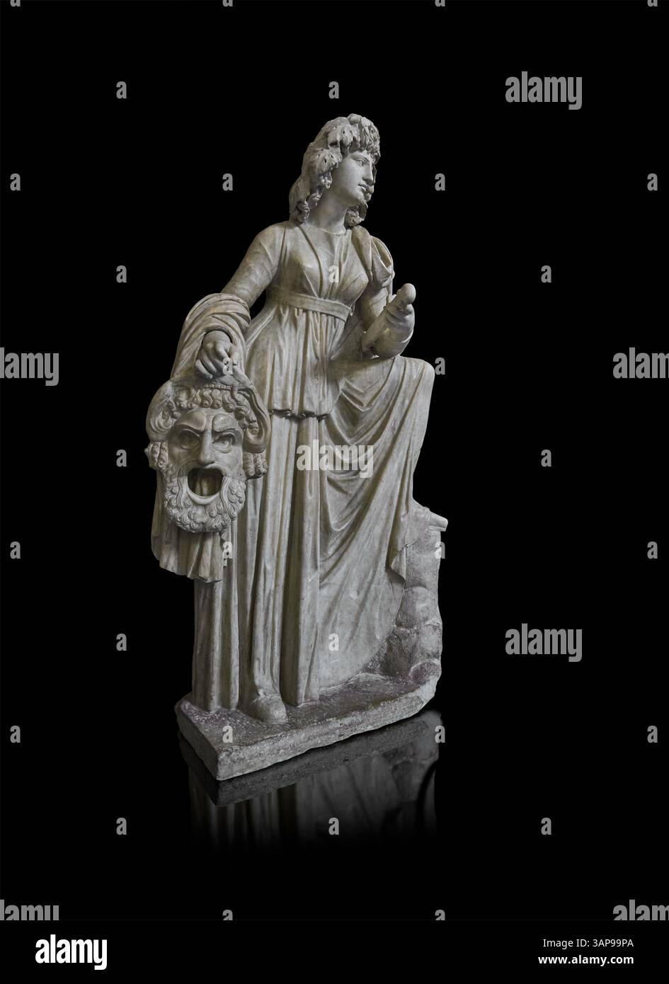 Römische Statue von Melpomene antike griechische Muse, dargestellt mit einem Schwert und einer Maske des Herakles (Herkules). Römische Kopie eines früheren Hellenisti im 2. Jahrhundert Stockfoto