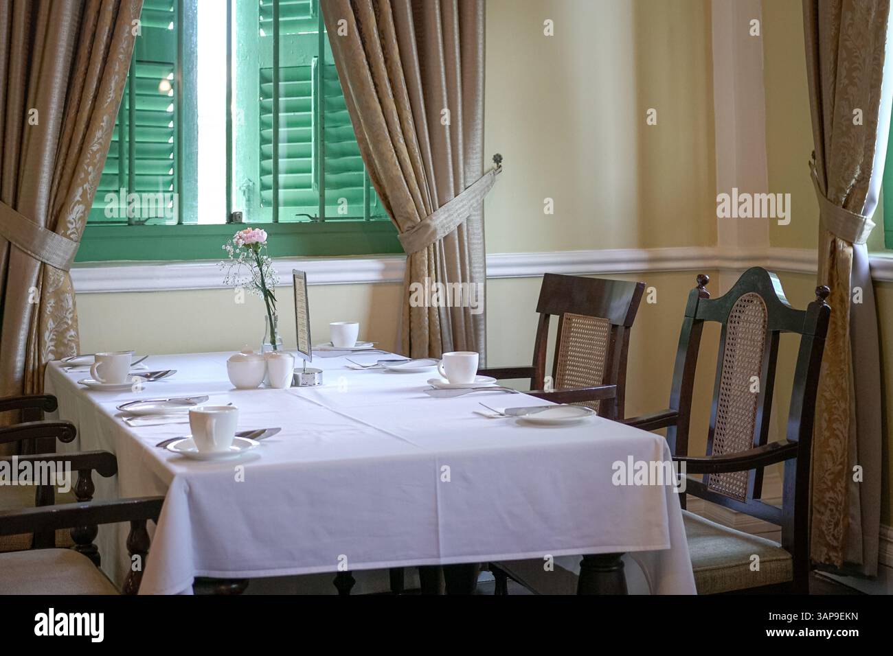 Das Innere eines Restaurants mit ordentlicher Tischaufteilung. Stockfoto