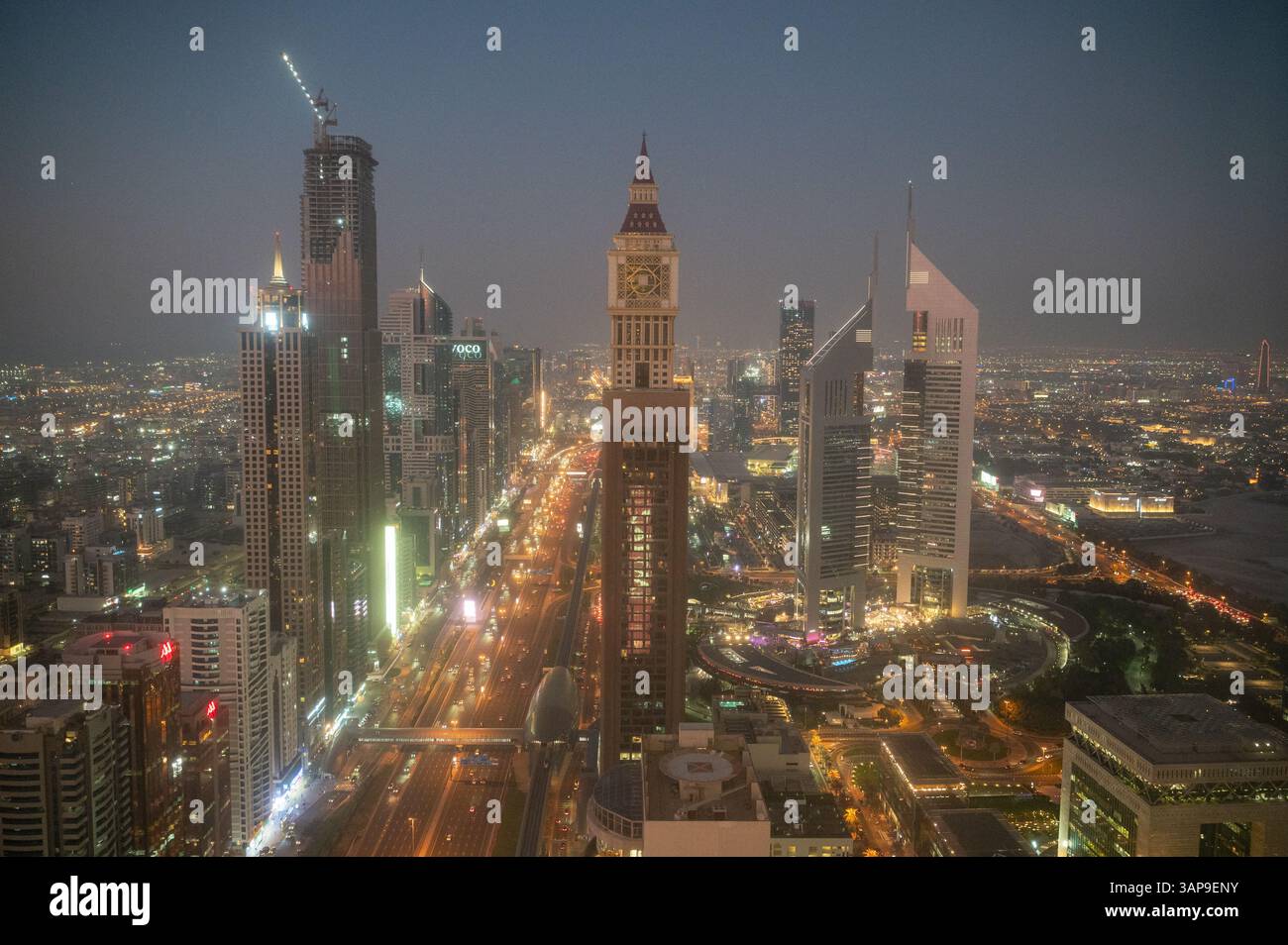 18.03.2025, Dubai, Vereinigte Arabische Emirate, Asien - Nachtszene von oben mit modernen Wolkenkratzern und Verkehr entlang der Sheikh Zayed Road in der Innenstadt von Dubai. Stockfoto