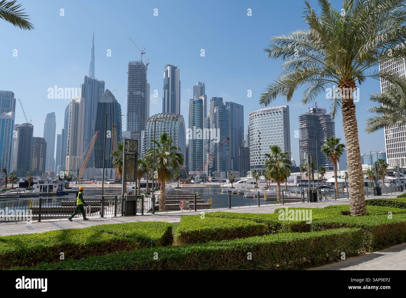 18.03.2025, Dubai, Vereinigte Arabische Emirate, Asien - Uferpromenade und Yachthafen entlang des Al Jadaf Dubai Canal mit der modernen Skyline der Stadt im Hintergrund. Stockfoto