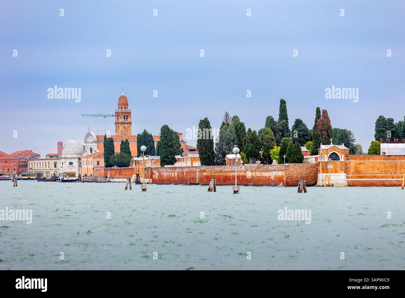 Venedig, Italien - 1. Oktober 2024: Fassade und Glockenturm der Kirche San Michele in Isola und Emiliani-Kapelle Stockfoto
