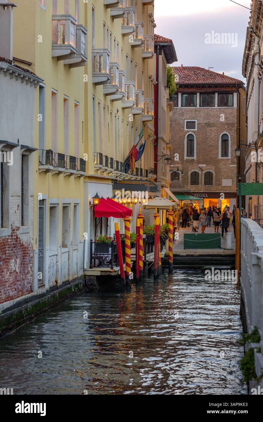 Venedig, Italien - 30. September 2024: Blick auf das historische Zentrum und den Kanal am Abend Stockfoto