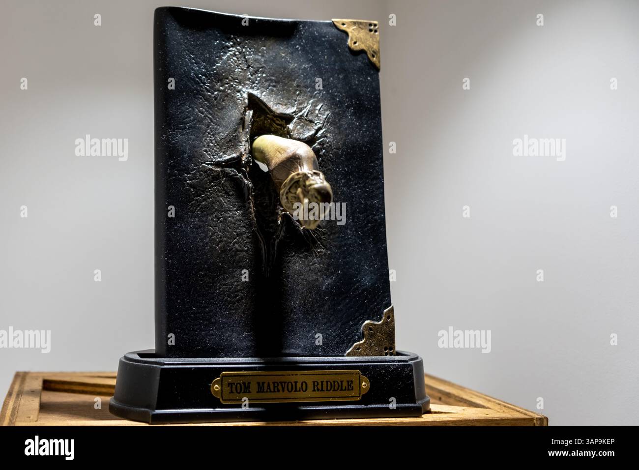Seoul, Südkorea - 24. März 2024: Ein Modell von Tom Riddle's Dialy mit Basilisk Fang aus Harry Potter Film, ausgestellt auf der Warner Bros 100th Exhibitio Stockfoto