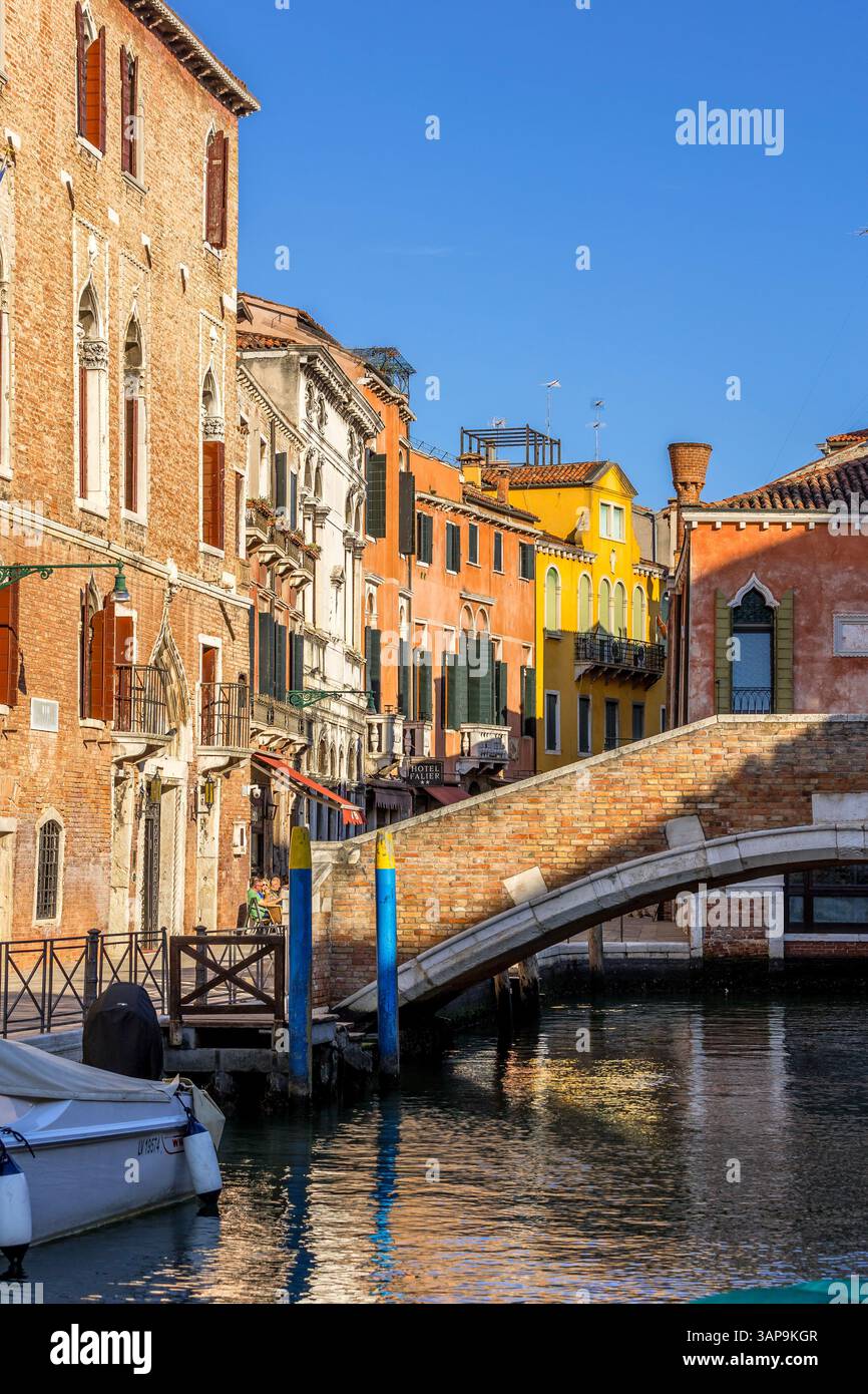 Venedig, Italien - 30. September 2024: Blick auf das historische Zentrum mit traditionellen Häusern Stockfoto