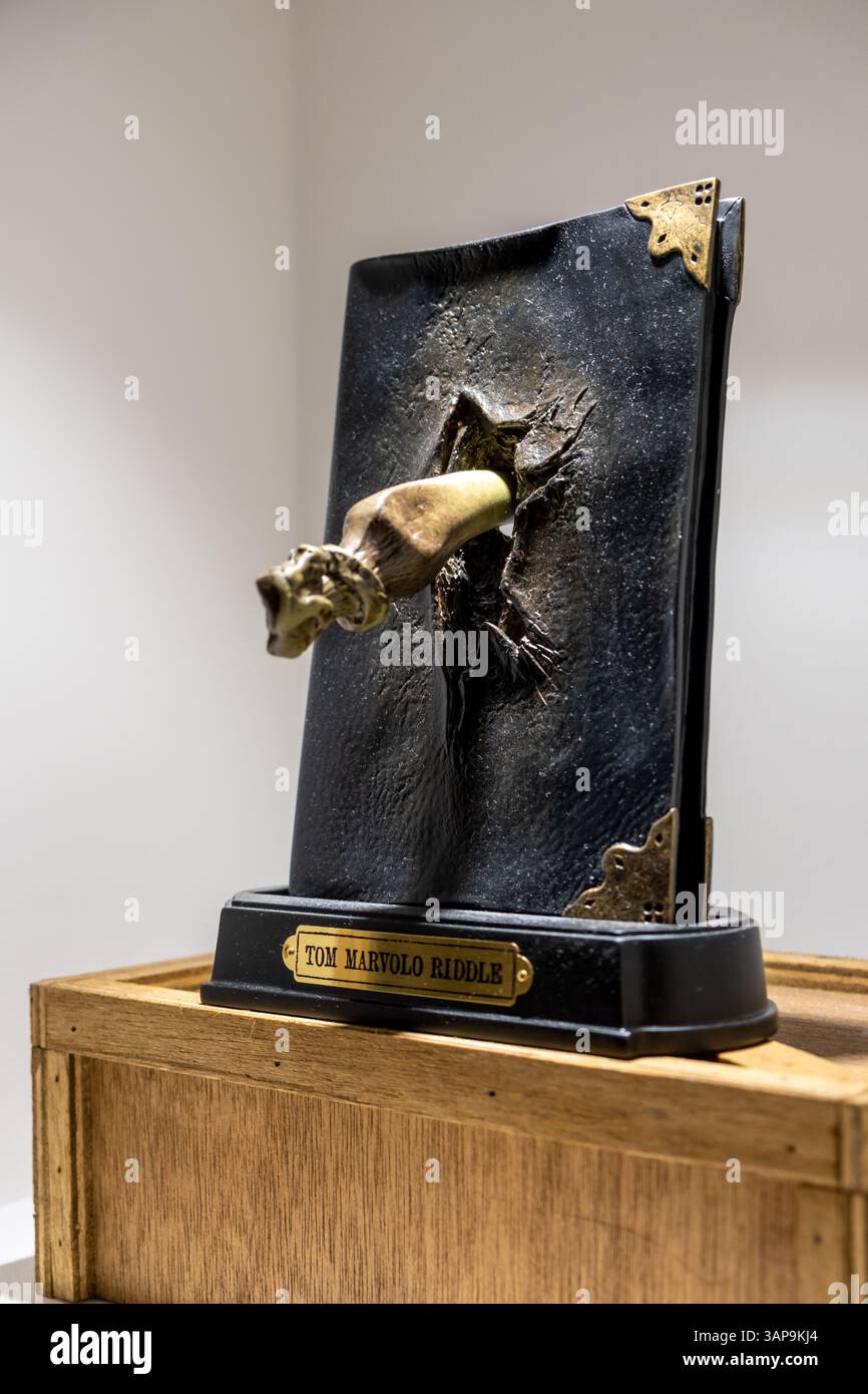 Seoul, Südkorea - 24. März 2024: Ein Modell von Tom Riddle's Dialy mit Basilisk Fang aus Harry Potter Film, ausgestellt auf der Warner Bros 100th Exhibitio Stockfoto