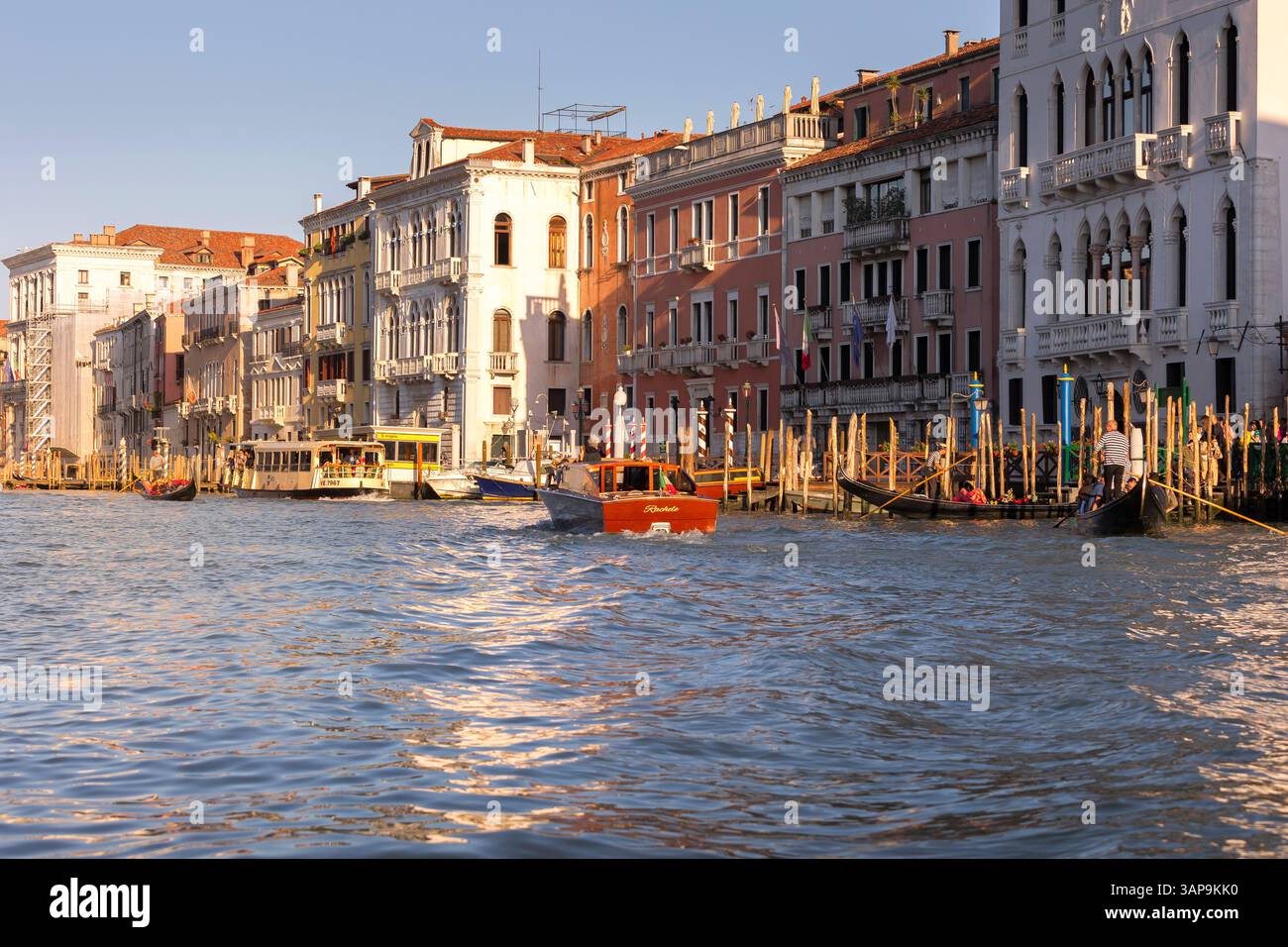 Venedig, Italien - 30. September 2024: Panoramablick auf den Canal Grande und die Boote, sonniger Tag Stockfoto