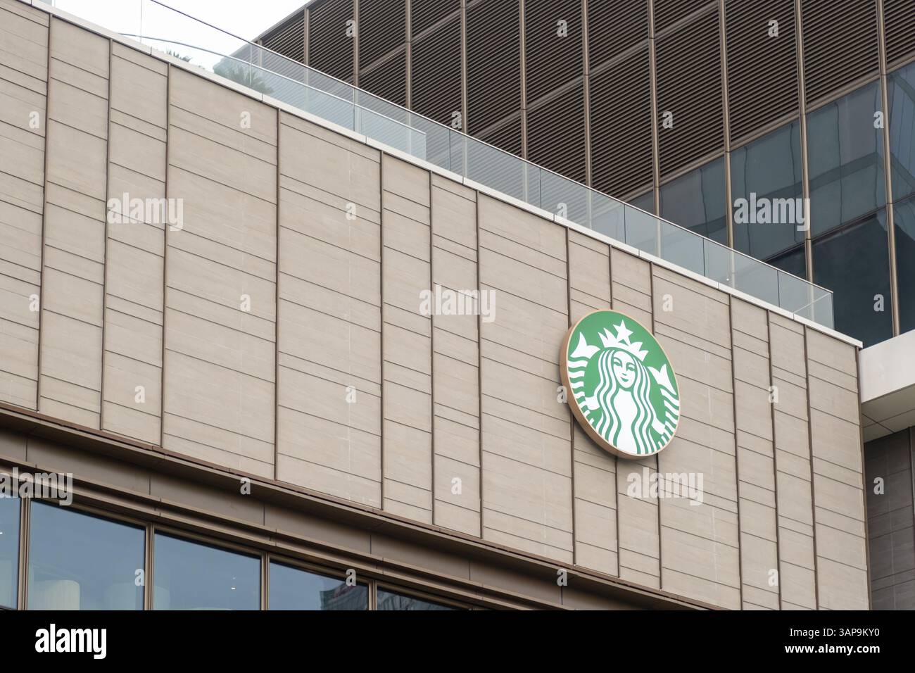 Bangkok, Thailand - 26. Dezember 2024: Außenansicht von Starbucks, at One Bangkok, der neuen gemischten Nutzung. Starbucks ist einer der weltbesten fa Stockfoto