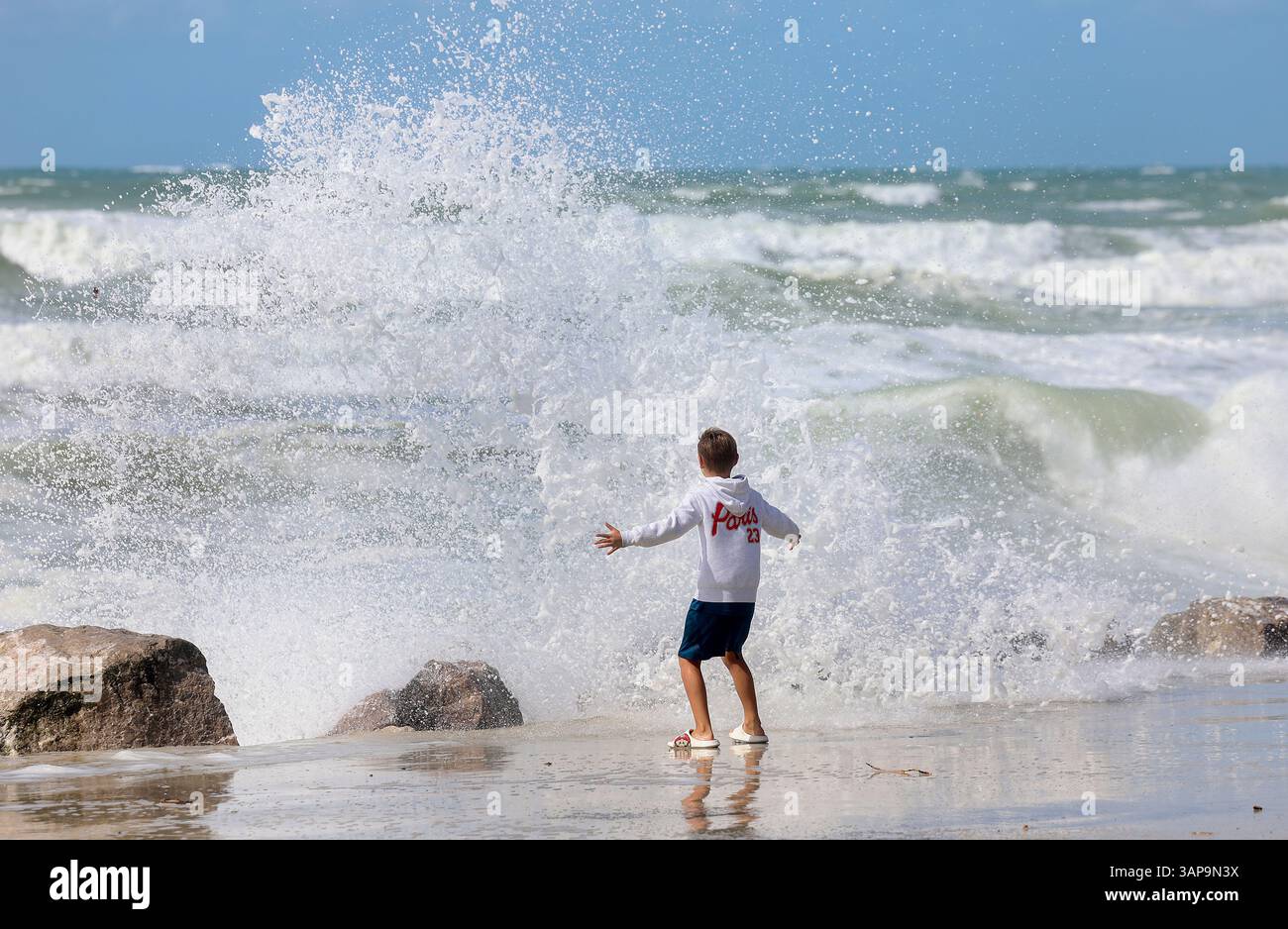 Wimereux (Nordfrankreich), 23. August 2024: Wellen an der „Cite d’Opale“-Küste während der Sommerflut. Touristen und Wellen auf dem Deich, Küstenflut Stockfoto