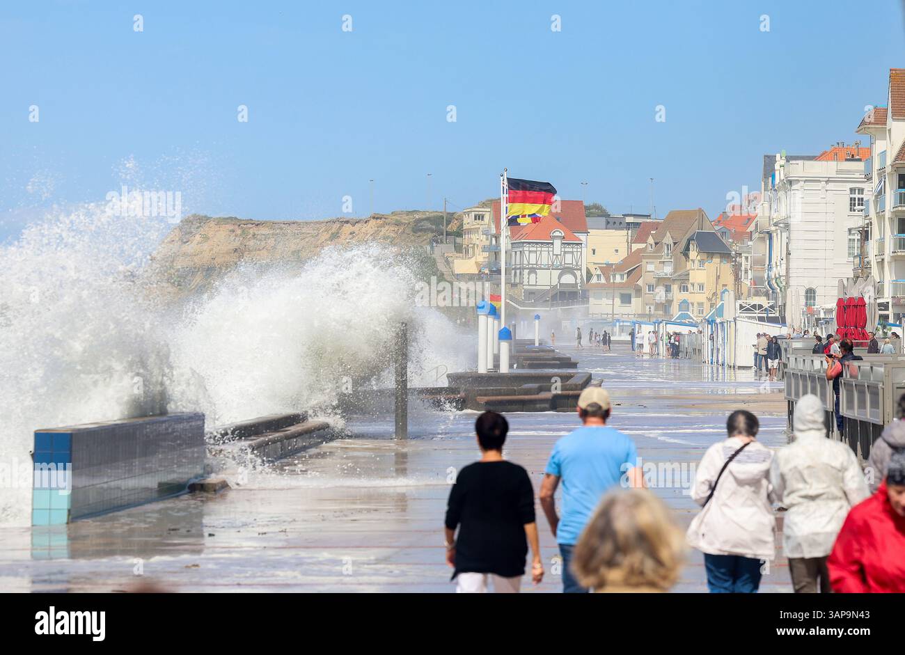 Wimereux (Nordfrankreich), 23. August 2024: Wellen an der „Cite d’Opale“-Küste während der Sommerflut. Touristen und Wellen auf dem Deich, Küstenflut Stockfoto