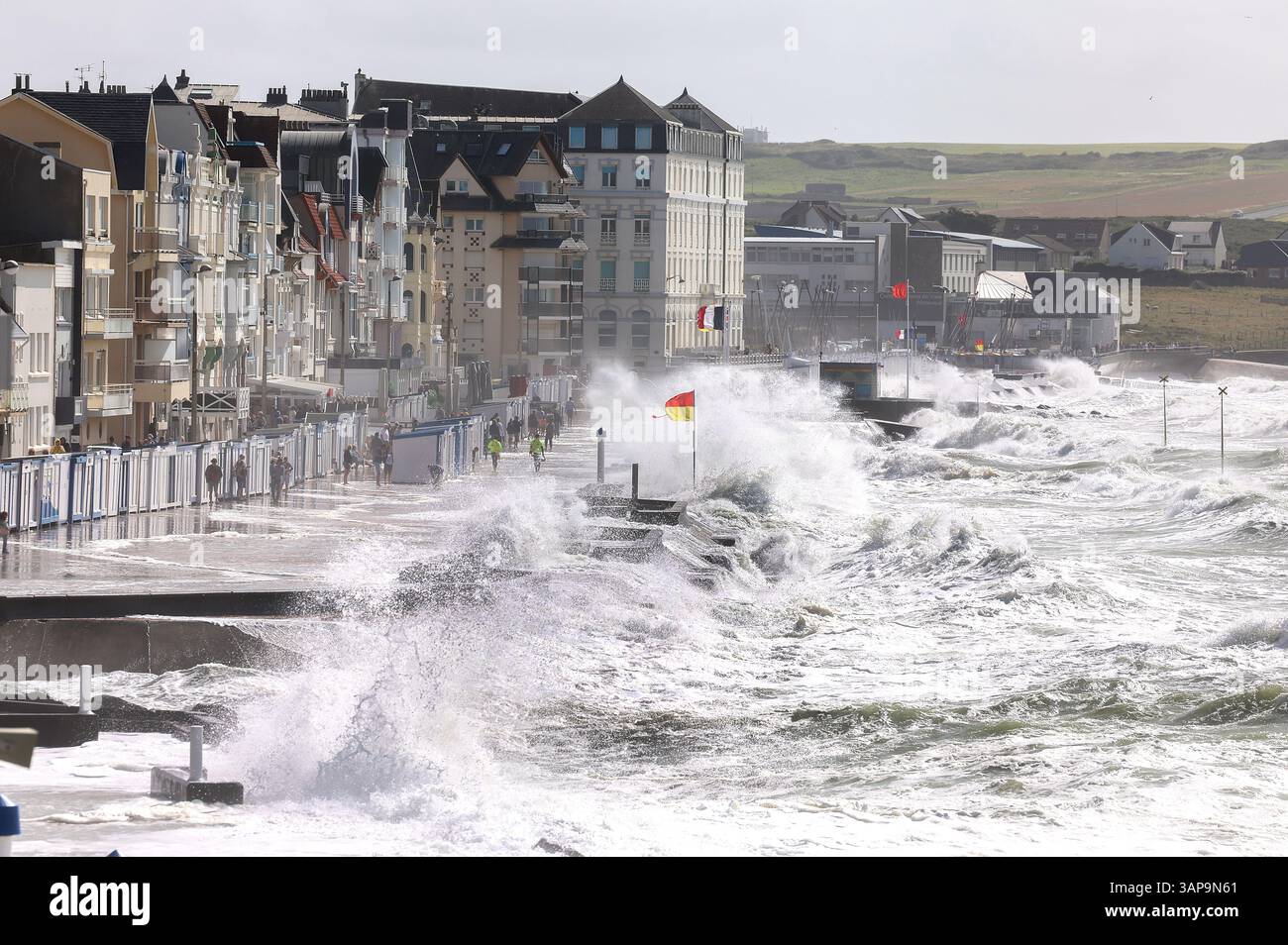 Wimereux (Nordfrankreich), 23. August 2024: Wellen an der „Cite d’Opale“-Küste während der Sommerflut. Touristen und Wellen auf dem Deich, Küstenflut Stockfoto