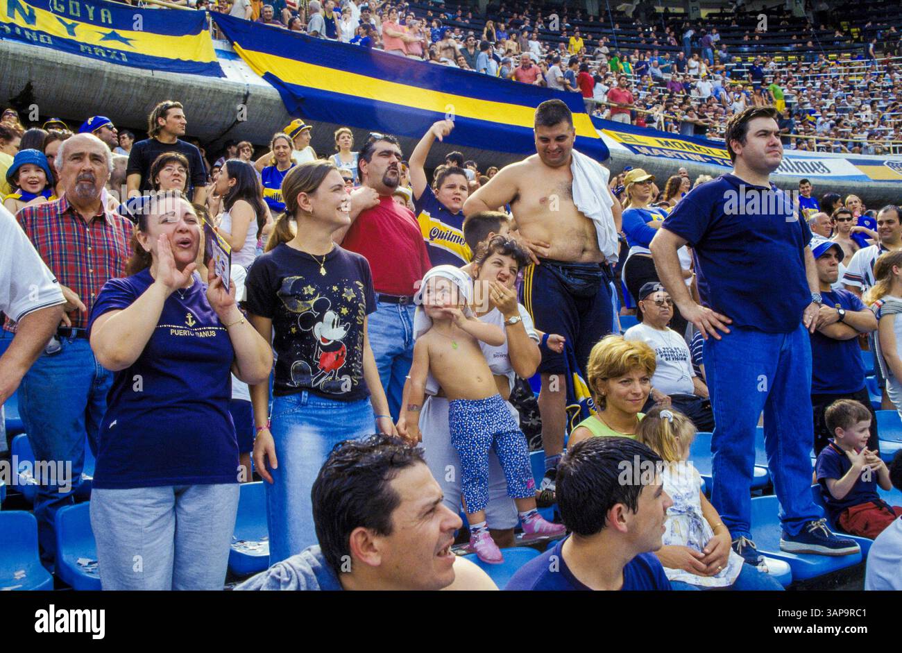 Argentinien, Buenos Aires. La Boca Juniors Fans im Fußballstadion La Boca. Stockfoto