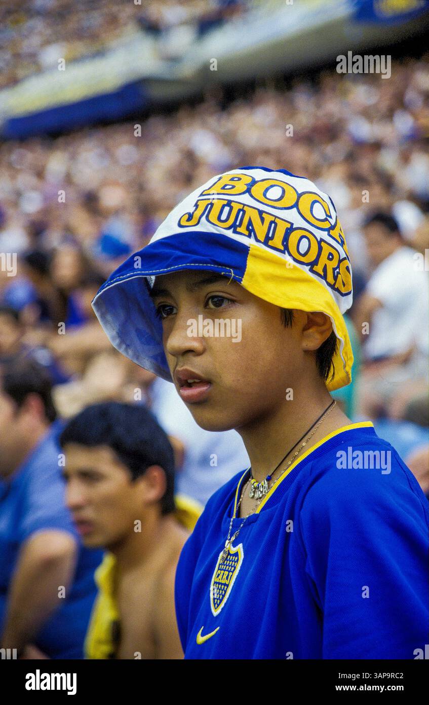 Argentinien, Buenos Aires. La Boca Juniors Fans im Fußballstadion La Boca. Stockfoto