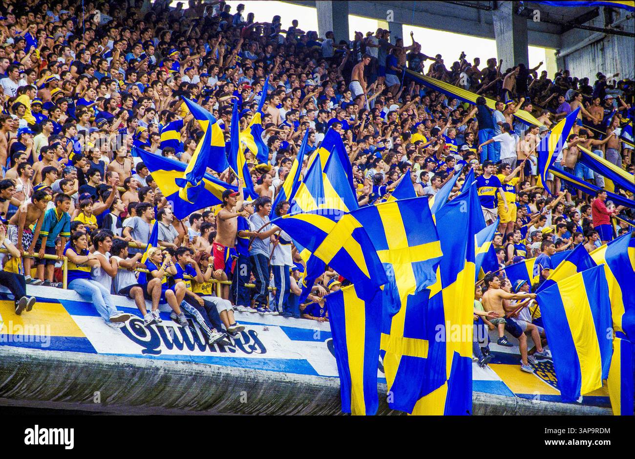Argentinien, Buenos Aires. La Boca Juniors Fans im Fußballstadion La Boca. Stockfoto