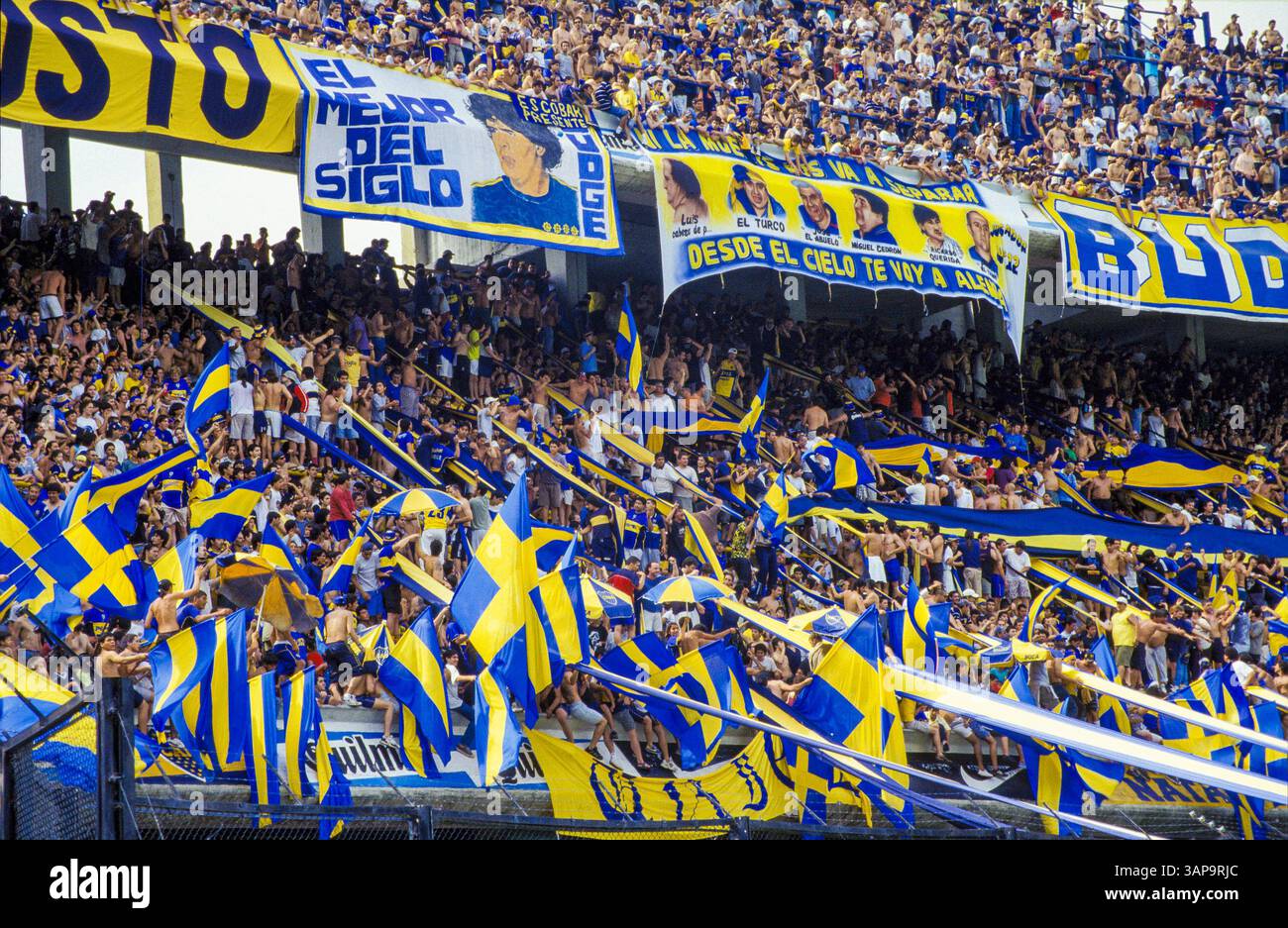 Argentinien, Buenos Aires. La Boca Juniors Fans im Fußballstadion La Boca. Stockfoto