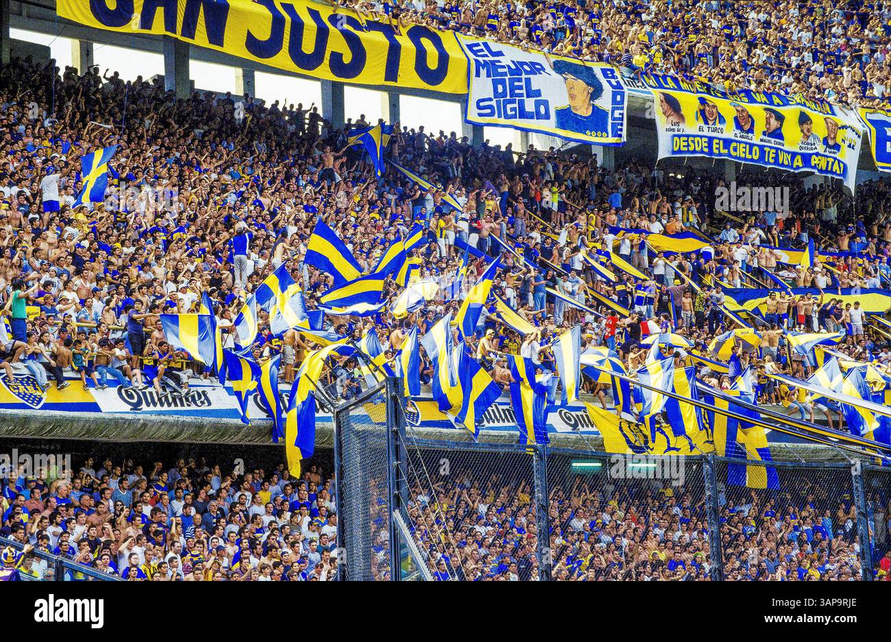 Argentinien, Buenos Aires. La Boca Juniors Fans im Fußballstadion La Boca. Stockfoto