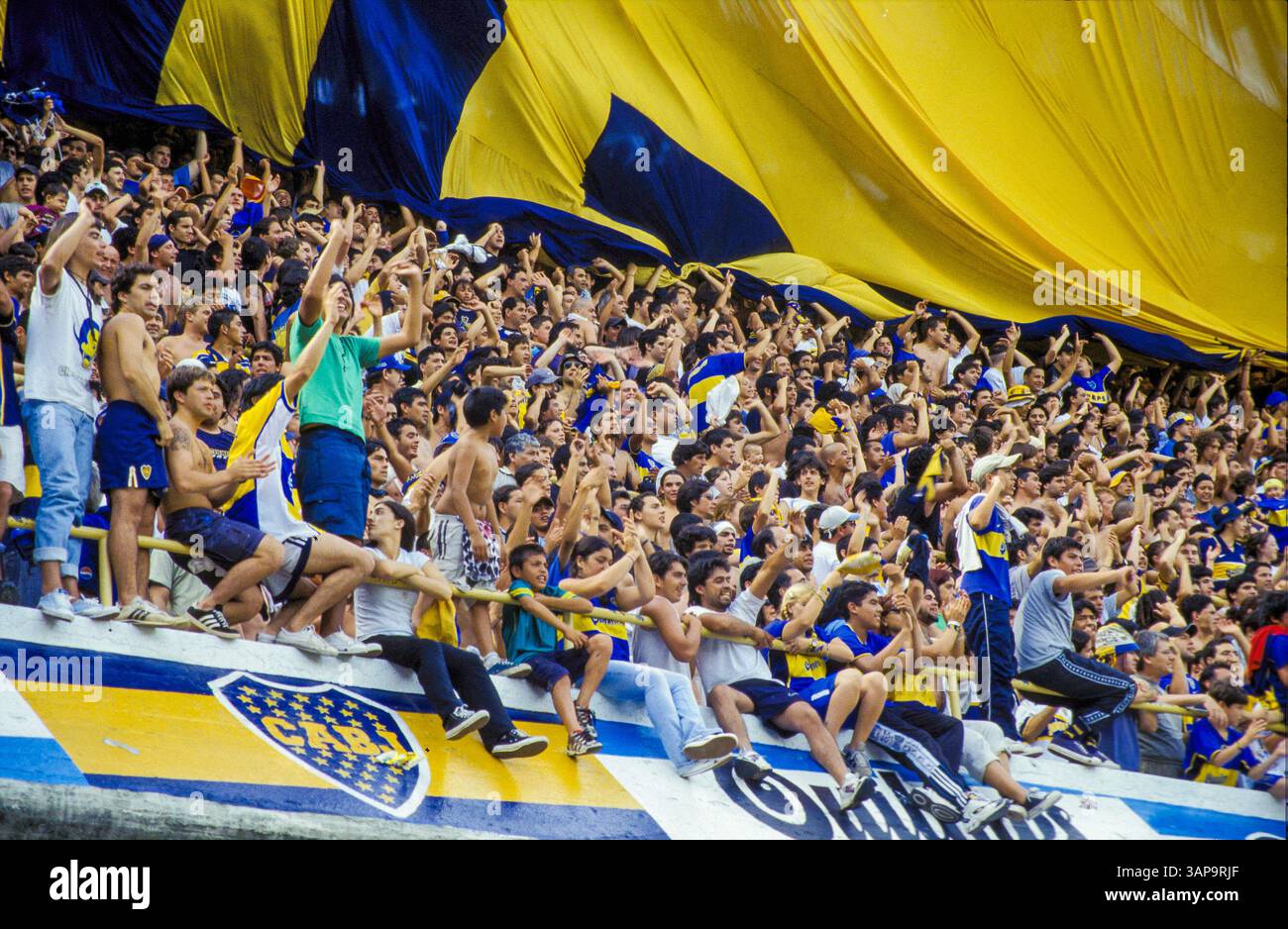 Argentinien, Buenos Aires. La Boca Juniors Fans im Fußballstadion La Boca. Stockfoto