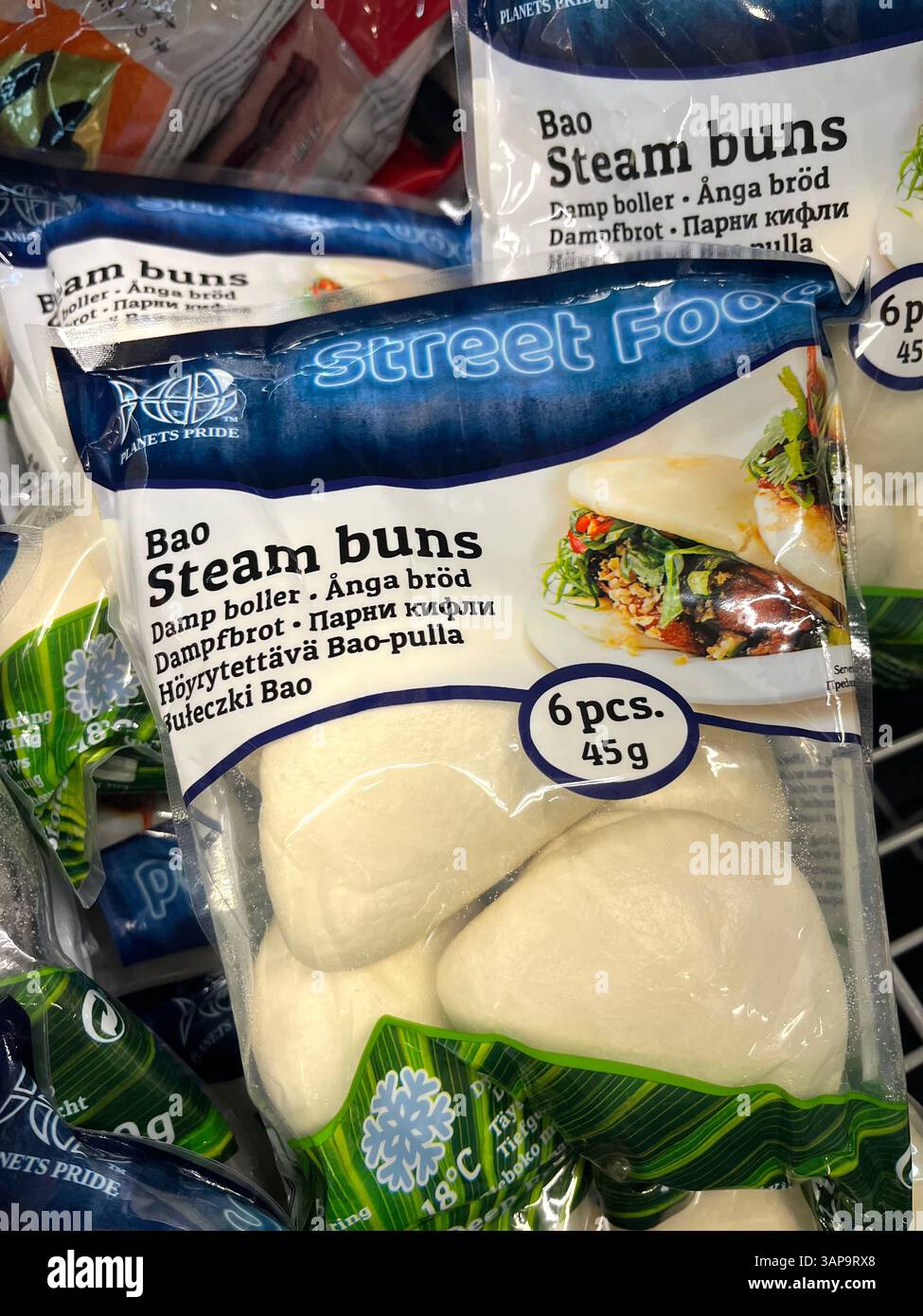 Kunststoffverpackung mit Bao-Dampfbrötchen im Lebensmittelfroster, gefrorenen asiatischen Brötchen, asiatischen Lebensmitteln, Street Food, Fertigbrötchen, Shopping, Konsum - Smartphone-aufgenommenes Stockfoto