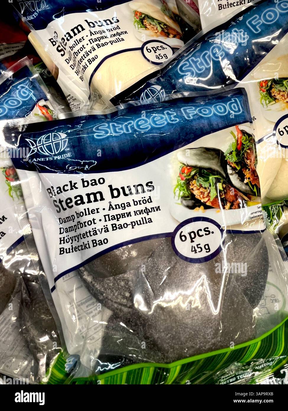 Packung Black Bao Dampfbrötchen im Tiefkühlschrank des Supermarktes. Gefrorene, asiatisch inspirierte, gedämpfte Brötchen, das Produkt des Stolzes der Planeten. Shopping, Konsum - Smartphone-aufgenommenes Stockfoto