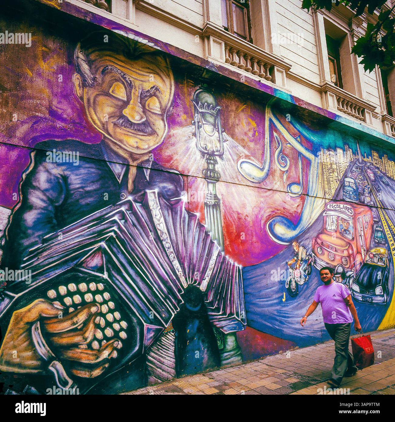 Argentinien, Wallmalerei typischer Szenen aus Buenos Aires wie Tangomusik mit einem Bandoneon-Player. Stockfoto