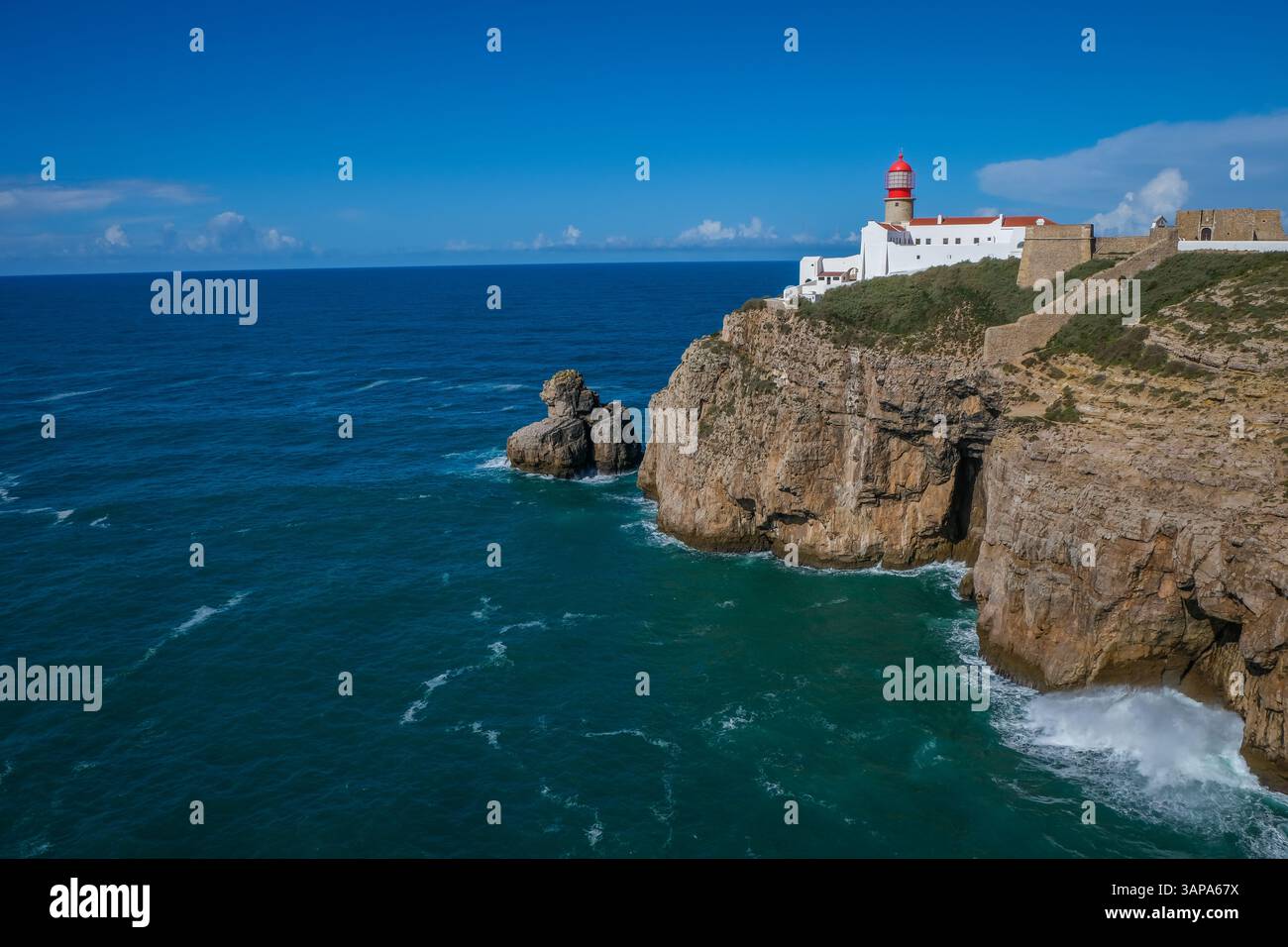 Sagres, Algarve, Portugal - Leuchtturm am Cap de Sao Vicente. Historische Sehenswürdigkeit. Felsige Landzunge mit einem Leuchtturm, der als der südwestlichste gilt Stockfoto Sagres, Algarve, Portugal - Leuchtturm am Cap de Sao Vicente. Historische Sehenswürdigkeit. Felsige Landzunge mit einem Leuchtturm, der als der südwestlichste gilt Stockfoto