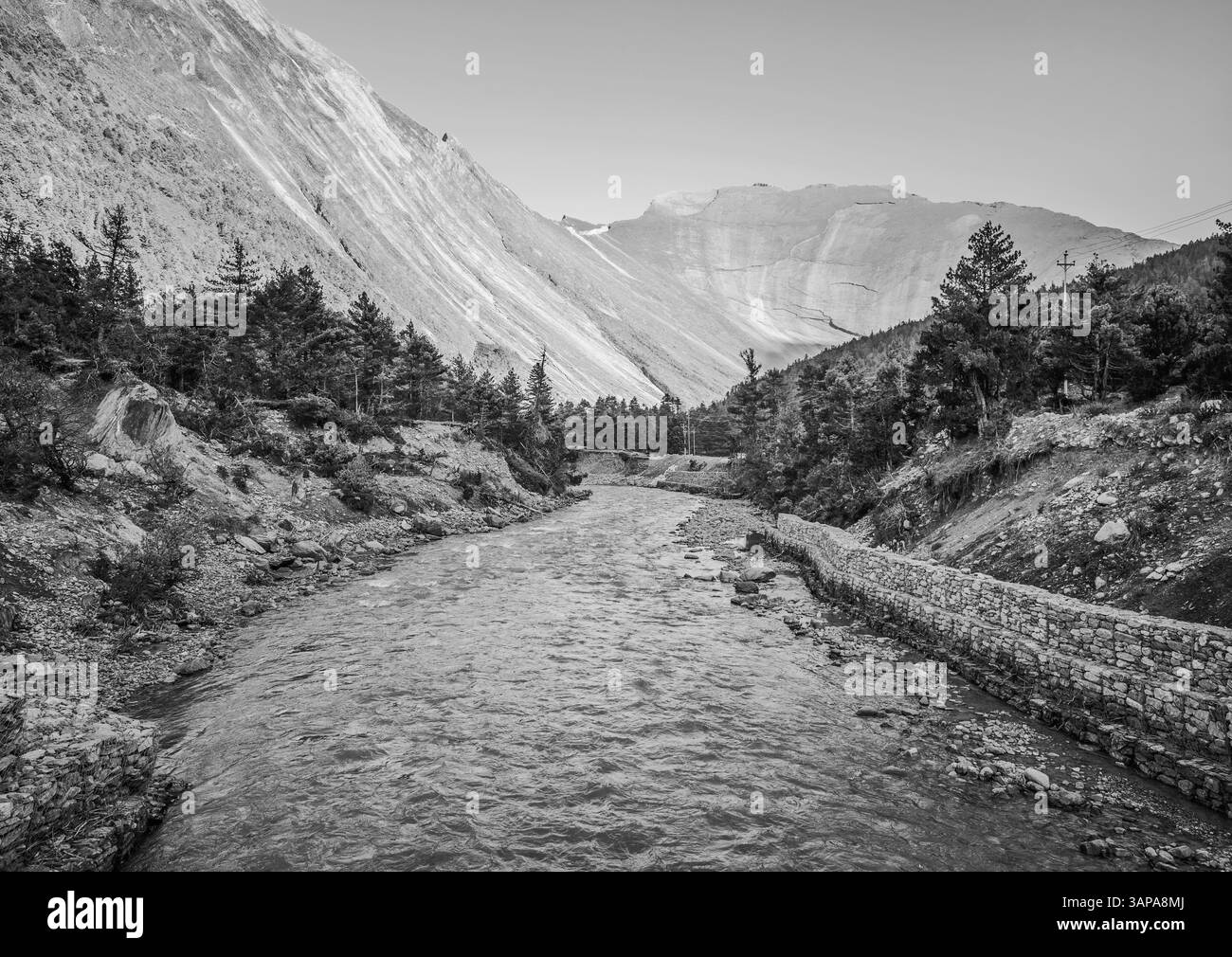 Himalaya, Nepal - die berühmte Wanderung auf dem Dach der Welt, genannt Annapurna Circuit im Himalaya Bergmassiv, mit einem kleinen Dorf, buddhistischen Stupa Stockfoto