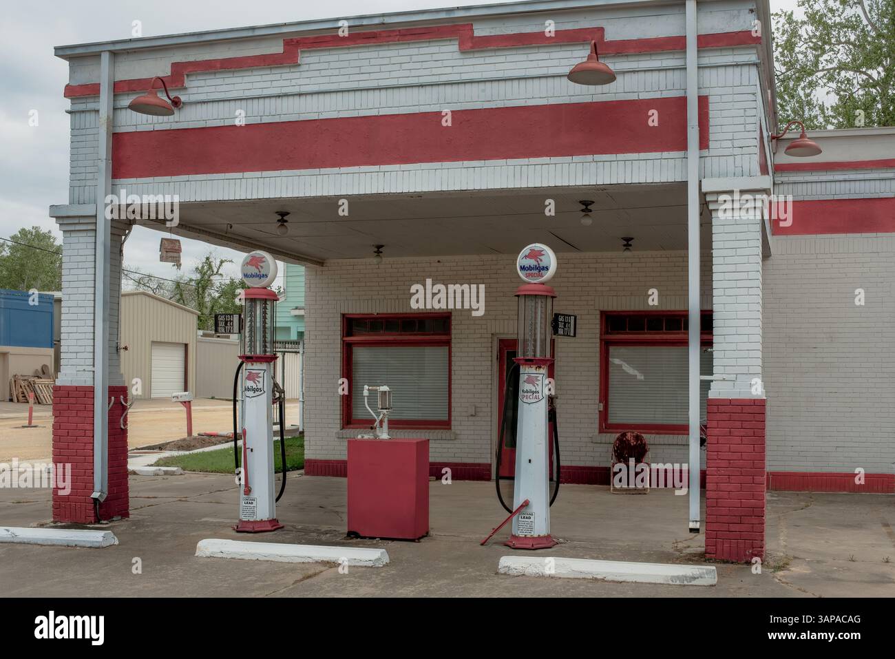 Vintage Mobilgas Tankstelle, rot und weiß, Smithville, Texas, USA. Stockfoto