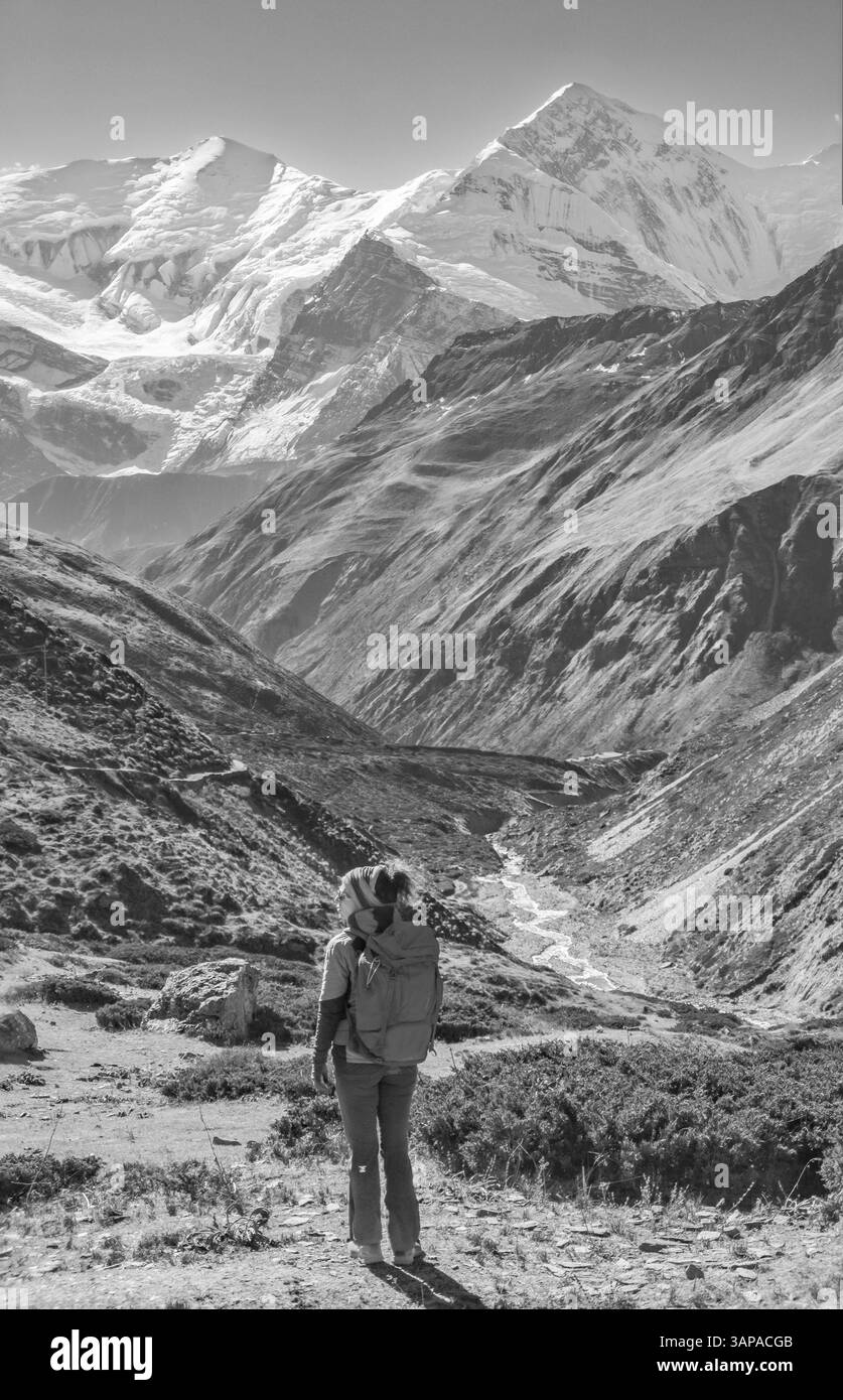 Himalaya, Nepal - die berühmte Wanderung auf dem Dach der Welt, genannt Annapurna Circuit im Himalaya Bergmassiv, mit einem kleinen Dorf, buddhistischen Stupa Stockfoto