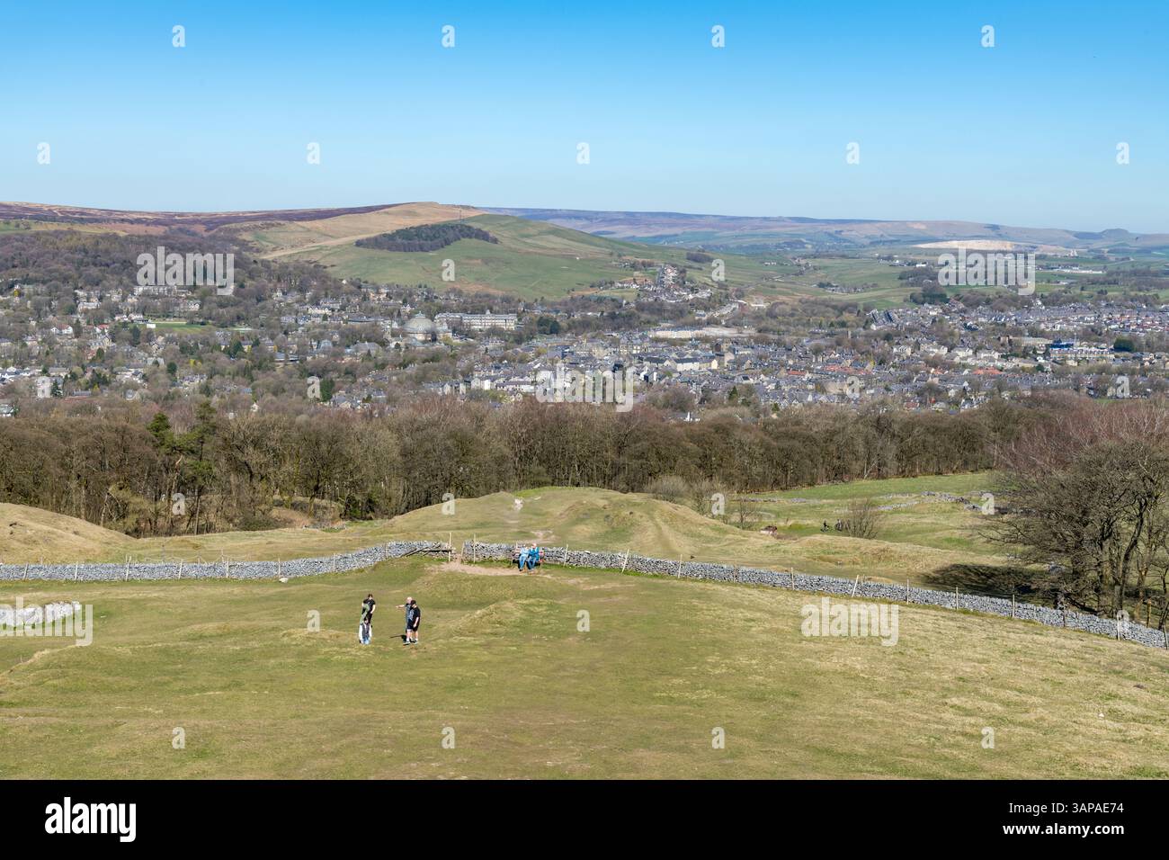 Blick vom Solomon's Temple auf Grin Low über Buxton, Derbyshire, England. Spaziergänger auf dem Hügel darunter. Stockfoto