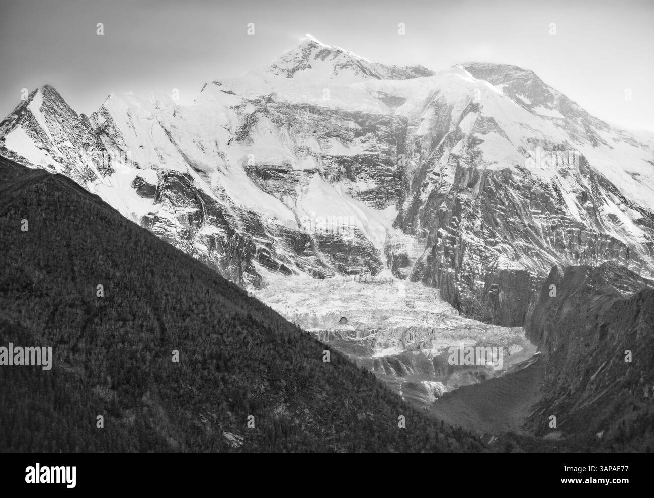 Himalaya, Nepal - die berühmte Wanderung auf dem Dach der Welt, genannt Annapurna Circuit im Himalaya Bergmassiv, mit einem kleinen Dorf, buddhistischen Stupa Stockfoto