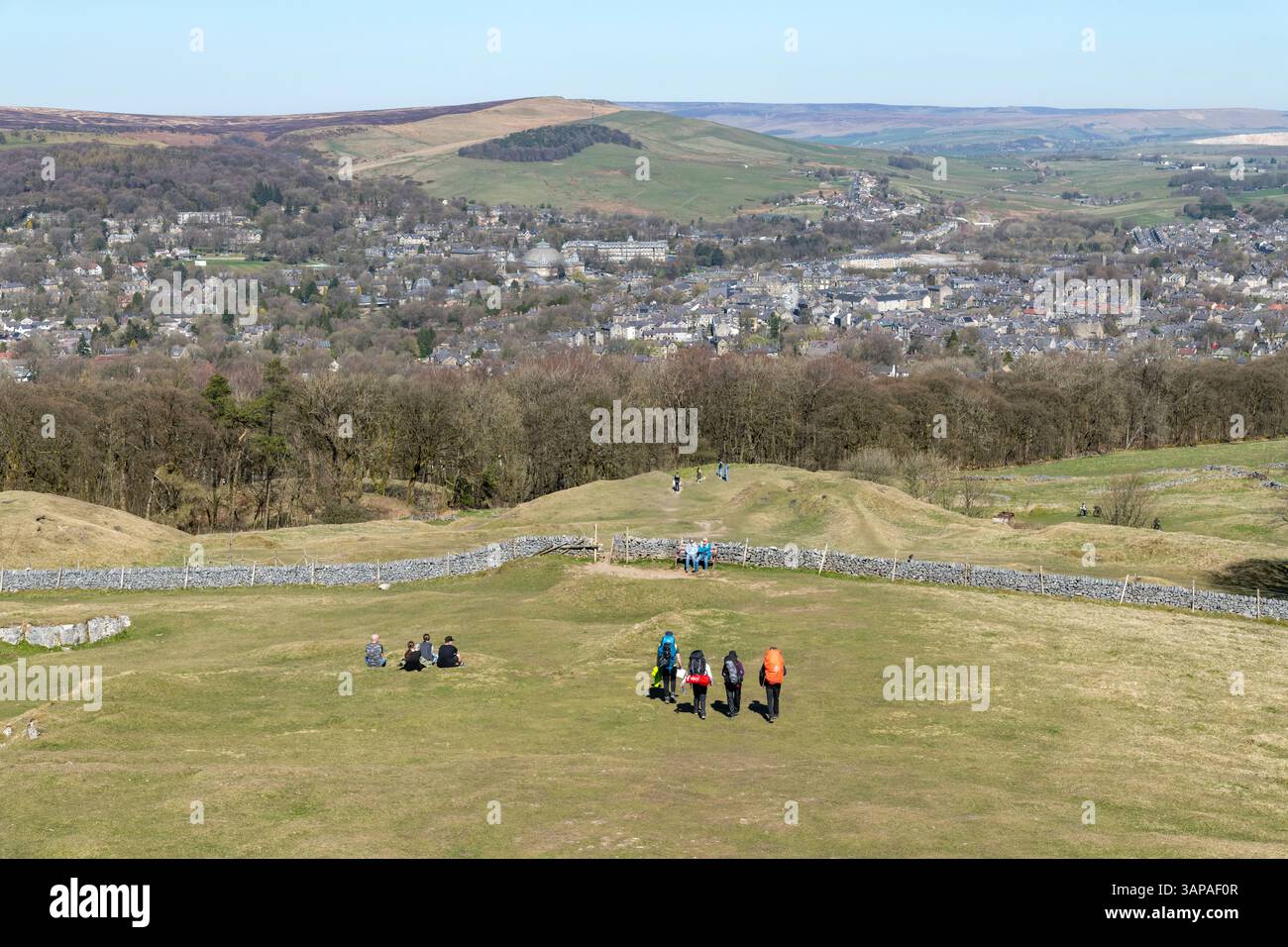 Blick vom Solomon's Temple auf Grin Low über Buxton, Derbyshire, England. Spaziergänger auf dem Hügel darunter. Stockfoto