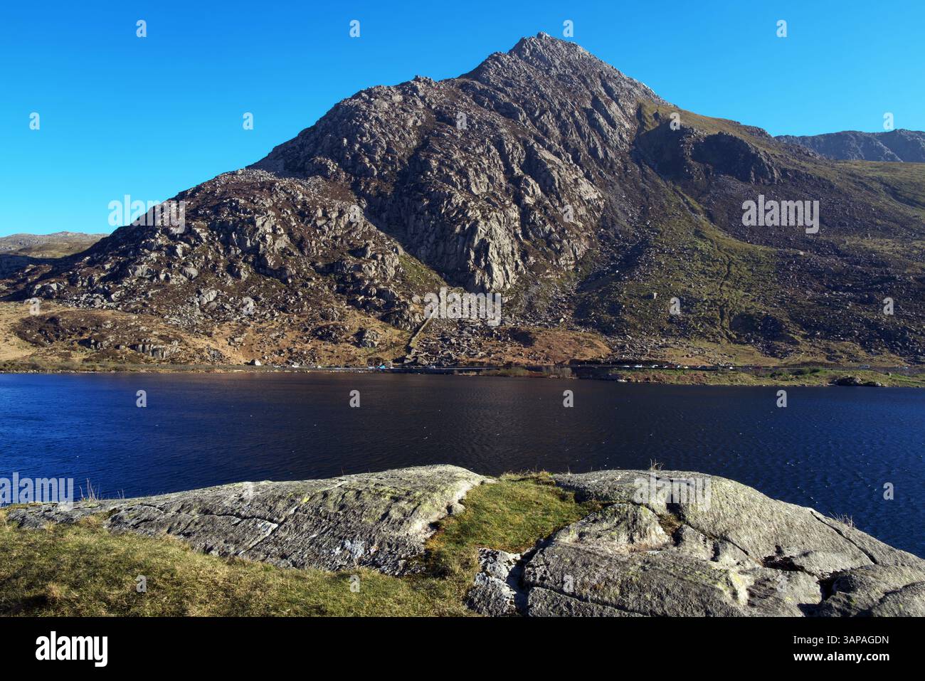 Tryfan ist ein Berg in der Glyderau Mountain Range im Snowdonia National Park in Wales. Sie ist hier neben dem Lake Ogwen zu sehen. Stockfoto