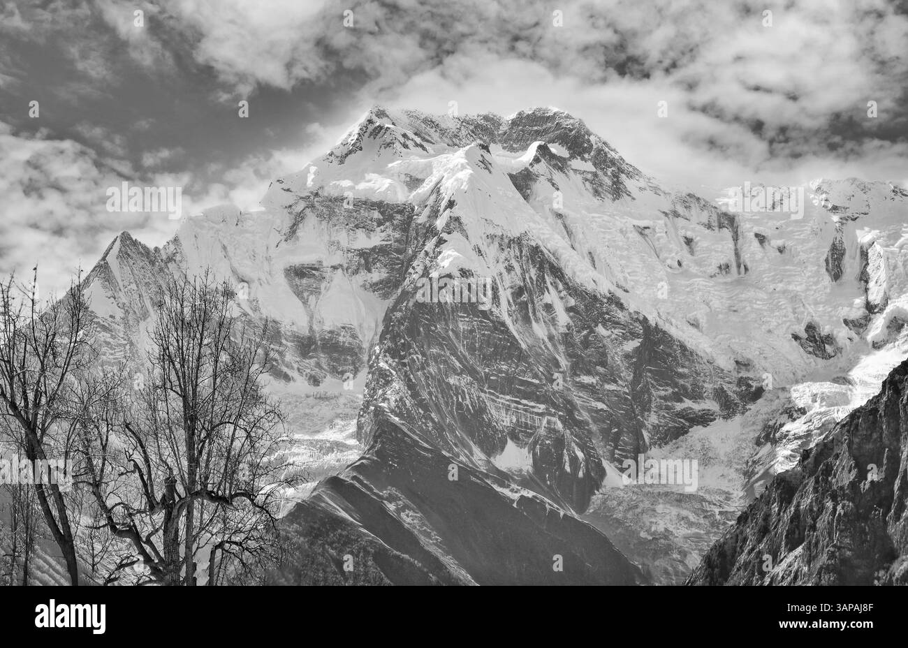 Himalaya, Nepal - die berühmte Wanderung auf dem Dach der Welt, genannt Annapurna Circuit im Himalaya Bergmassiv, mit einem kleinen Dorf, buddhistischen Stupa Stockfoto