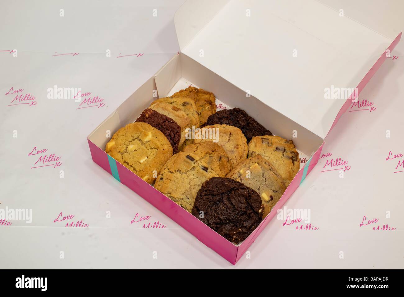 Sheffield, Großbritannien – 9. September 2019: Chocolate Lover Cookie Selection Chocolate Chips from Millie’s Cookies, Box Stockfoto