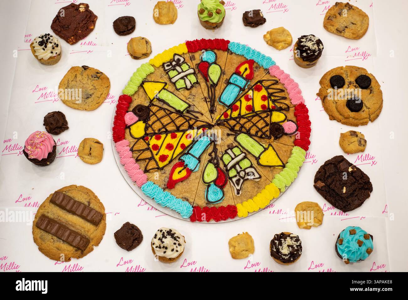 Sheffield, Großbritannien – 9. September 2019: Giant Celebration Cookie and Other Cupcakes and Cookies sind bei Millie’s Cookies erhältlich Stockfoto