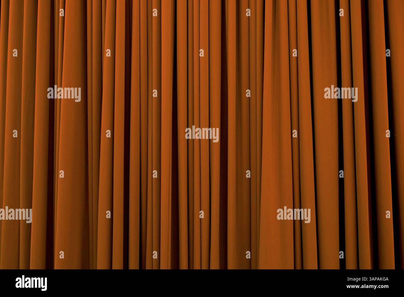 Halloween Kürbis orange Vorhang mit vielen Falten Hintergrund Textur Stockfoto