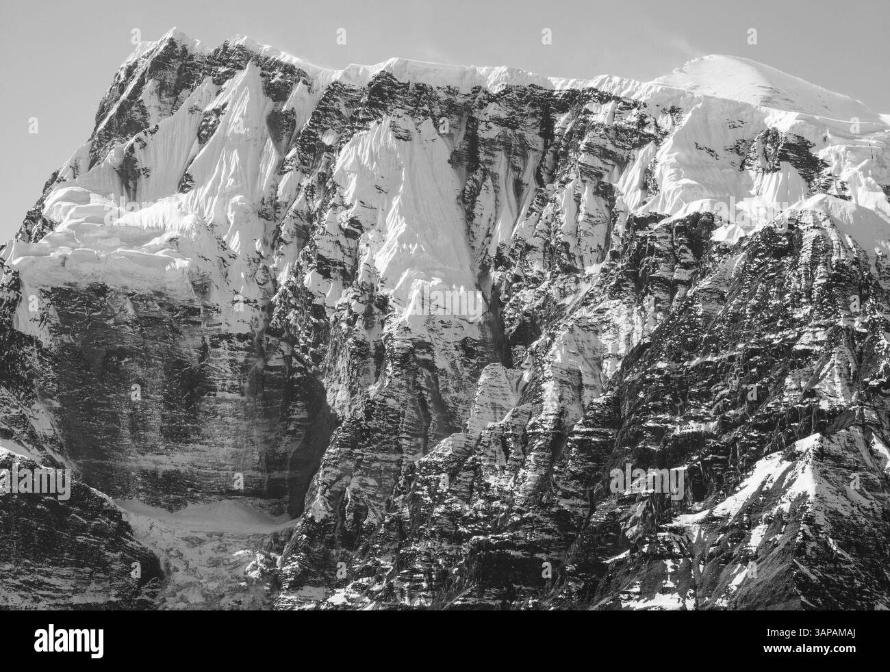Himalaya, Nepal - die berühmte Wanderung auf dem Dach der Welt, genannt Annapurna Circuit im Himalaya Bergmassiv, mit einem kleinen Dorf, buddhistischen Stupa Stockfoto