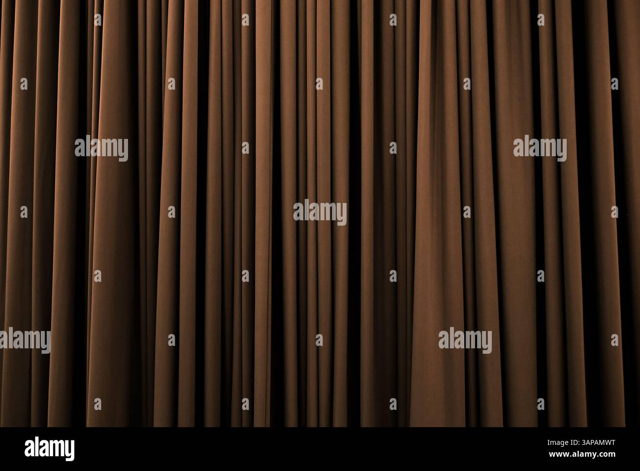 Mittelbrauner Vorhang mit vielen Falten Hintergrund Textur Stockfoto