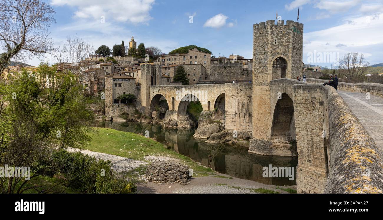 Panorámica del Puente Medieval de Besalú, un emblemático puente de piedra sobre el Río Fluvià. Destaca por su arquitectura románica. Girona, España Stockfoto
