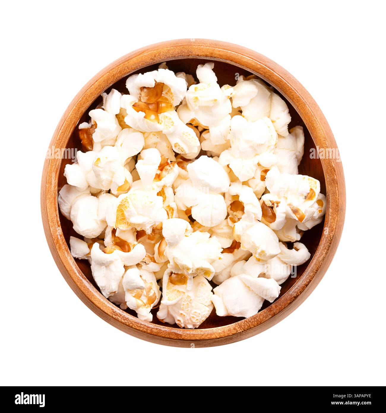 Popcorn, gepuppter Mais in einer Holzschale. Samen der Sorte Zea mays everta, erweitert und aufgebläht, nach Erhitzen. Snack Food, auch Popcorns genannt. Stockfoto