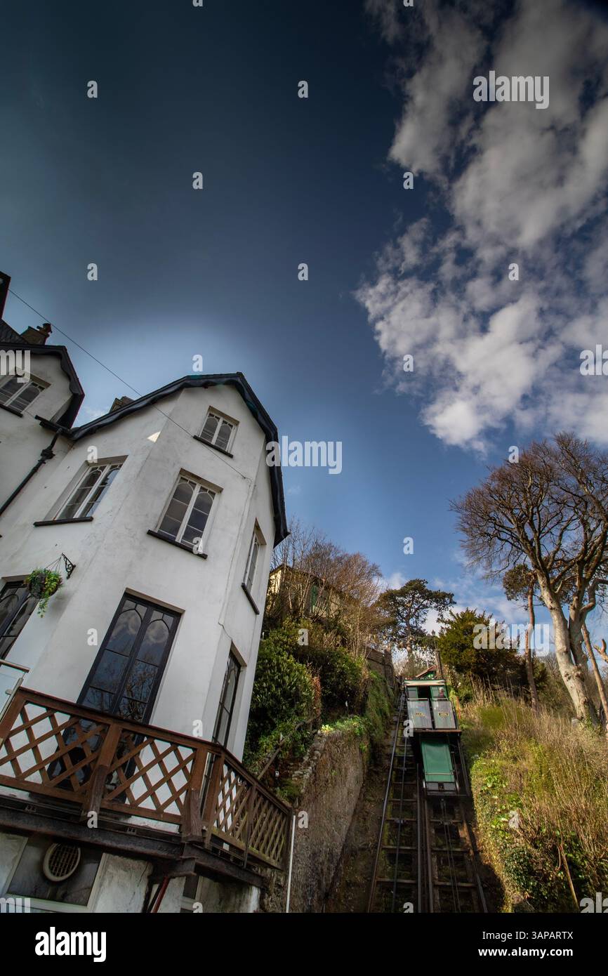 Die historische und unterhaltsame Touristenattraktion Lynton & Lynmouth Cliff Railway, North Devon, England. Kenntnisse, Fähigkeiten, Werte, Überzeugungen, Gewohnheiten, Stockfoto