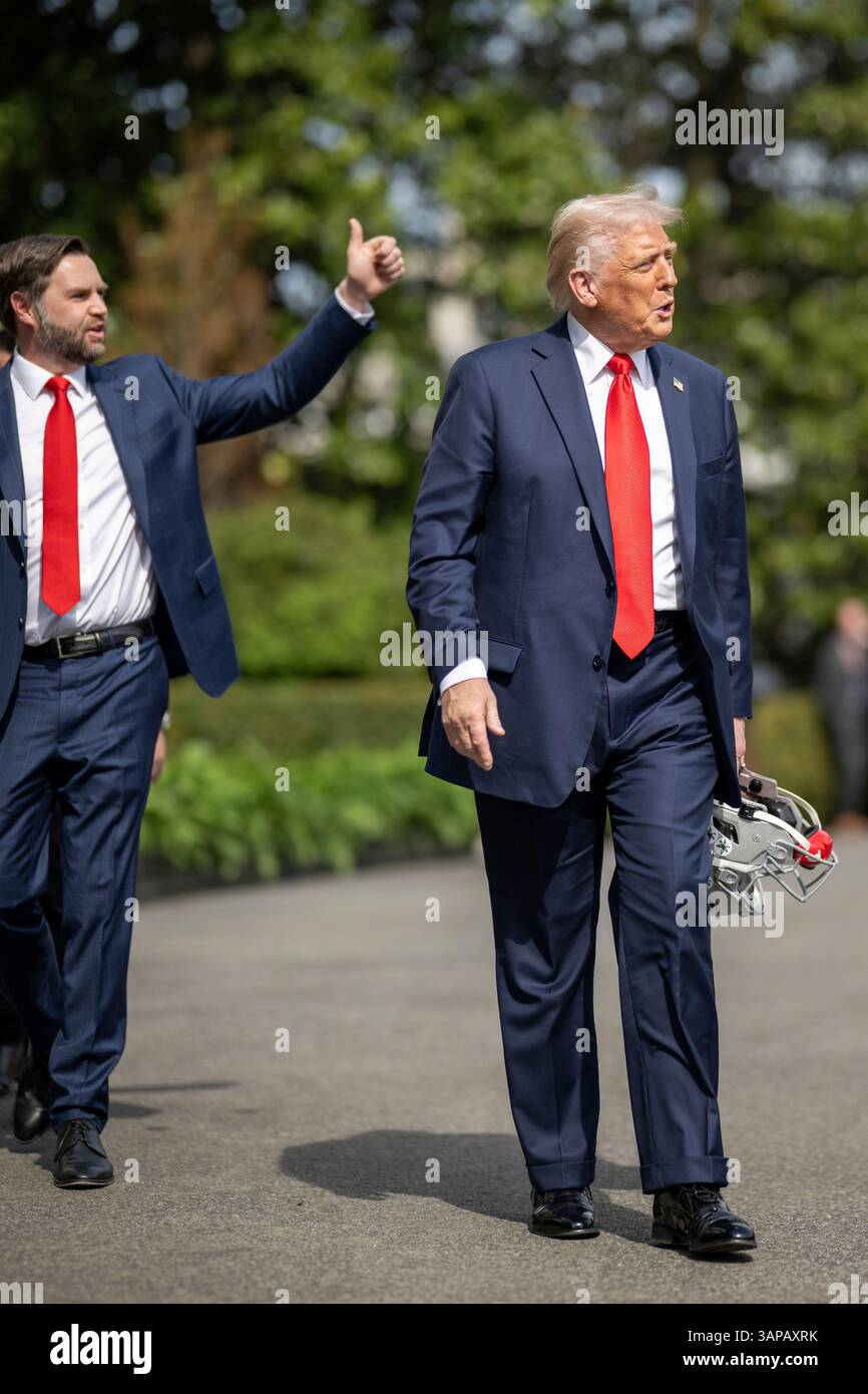 WASHINGTON DC, USA - 14. April 2025 - US-Präsident Donald J Trump und Vizepräsident JD Vance bei einer Veranstaltung anlässlich des College Football Nationa 2025 Stockfoto