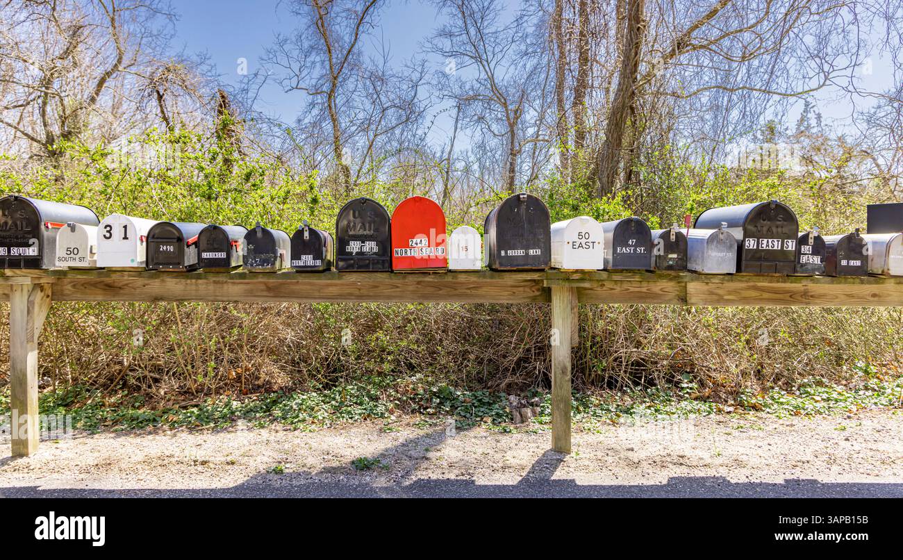 Zeile mit verschiedenen Größen und Formen von Postfächern, die in einer Reihe angeordnet sind Stockfoto