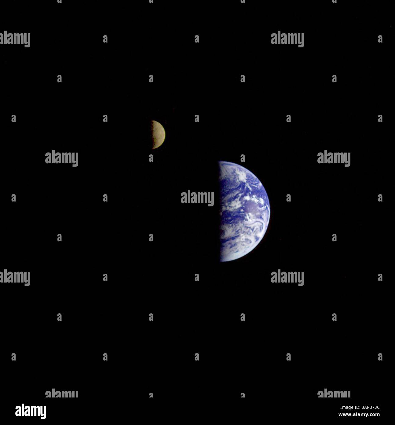 Milky Way Galaxy – DATEI – Erde und Mond in einem einzigen Bild, das erste seiner Art je von einem Raumschiff aufgenommen wurde, wurde am 18. September 1977 von Voyager 1 aufgenommen, als sie 7,25 Millionen Meilen von der Erde entfernt war. Das Raumschiff startete am 20. Juli 1975. Dieses Foto wurde aus drei Bildern gemacht, die durch Farbfilter aufgenommen wurden und dann im Jet Propulsion Laboratory der NASA verarbeitet wurden. Da die Erde um ein Vielfaches heller ist als der Mond, wurde der Mond künstlich aufgehellt, so dass beide Körper deutlich in den Fingerabdrücken zu sehen waren. (Kreditbild: &#169; NASA/ZUMAPRESS.com) Stockfoto