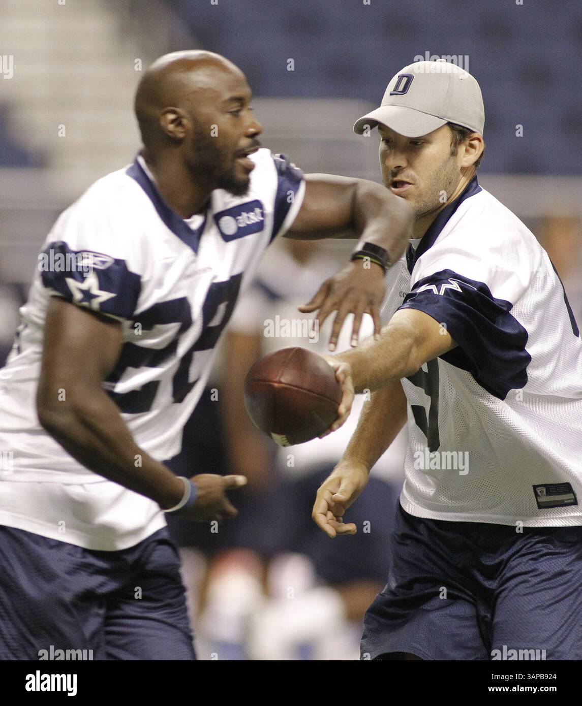 29. Juli 2011: San Antonio, TX, USA - die Dallas Cowboys laufen zurück Felix Jones übergibt Quarterback Tony Romo während des Trainingslagers im Alamo Dome in San Antonio, Texas, Freitag, 29. Juli 2011. (Bild: © Paul Moseley/Fort Worth Star-Telegram/MCT/ZUMAPRESS.com) Stockfoto