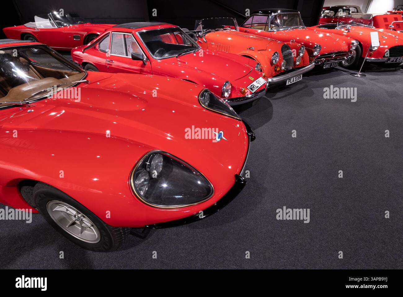 The Famous Red Room im Haynes Motor Museum, Yeovil, Somerset, Großbritannien. Mit über 40 Fahrzeugen aller Marken und Länder. Stockfoto