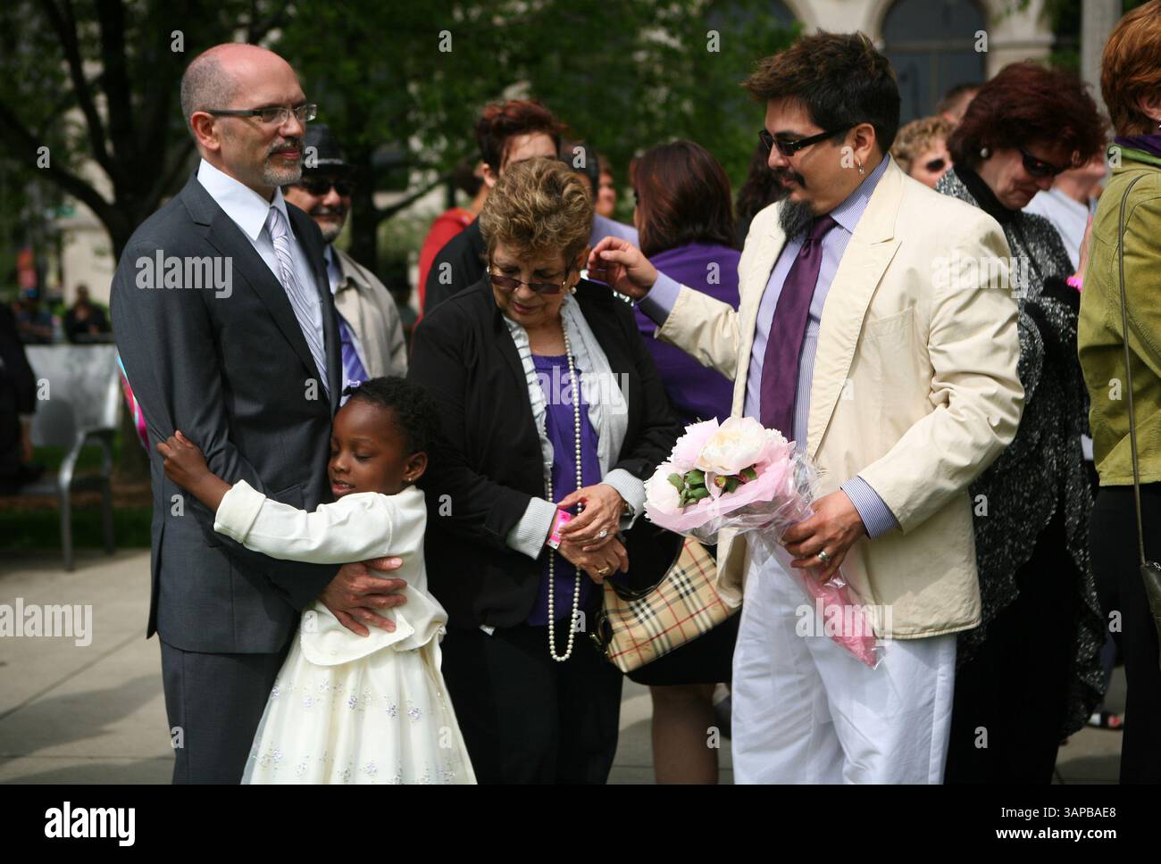 2. Juni 2011 – Chicago, IL, USA – Daryl Rizzo, links, und Jaime Garcia, rechts, warten mit ihrer Tochter Siena Garcia-Rizzo, während das Paar auf die Teilnahme an einer Zeremonie der bürgerschaft am Wrigley Square im Millennium Park am 2. Juni 2011 in Chicago, Illinois, wartet. (Bild: © E. Jason Wambsgans/MCT/ZUMAPRESS.com) Stockfoto