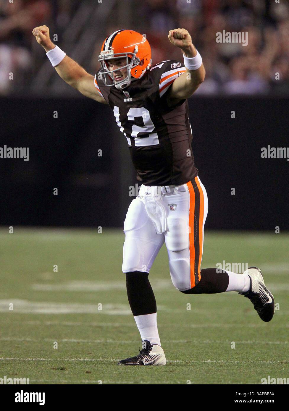 19. August 2011 – Cleveland, OH, USA – Cleveland Browns Quarterback Colt McCoy feiert am Freitag, den 19. August 2011, seinen Touchdown-Pass gegen die Detroit Lions im Cleveland Browns Stadium in Cleveland, Ohio. (Bild: © Phil Masturzo/Akron Beacon Journal/MCT/ZUMAPRESS.com) Stockfoto