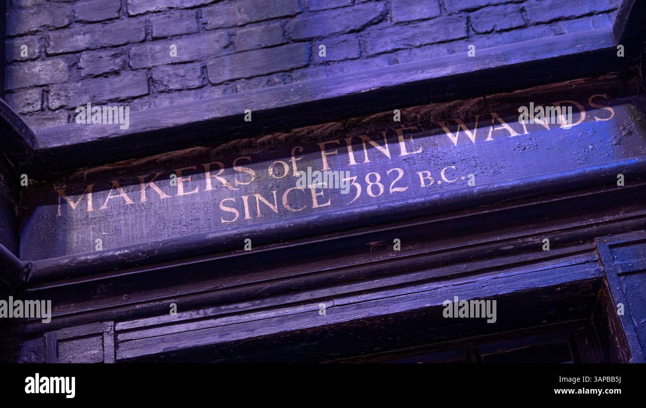 Das Schild über Garrick Ollivander's Wand Shop in der Winkelgasse. Warner Bros Harry Potter Studio, London, Großbritannien. Stockfoto