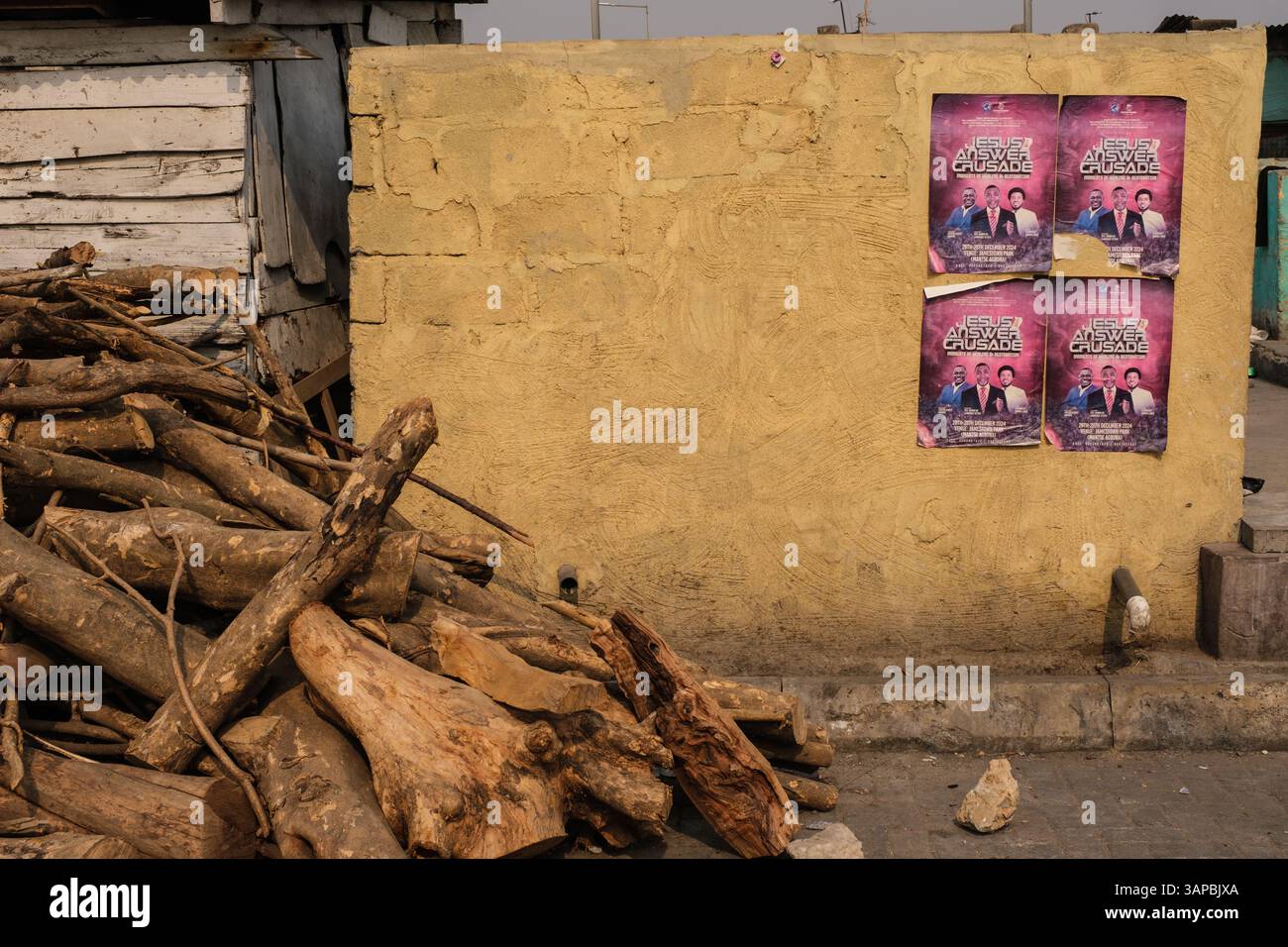 Accra, Ghana. Jamestown Nachbarschaft, Plakate, die den bevorstehenden religiösen Kreuzzug anzeigen: "Jesus ist die Antwort." Stockfoto