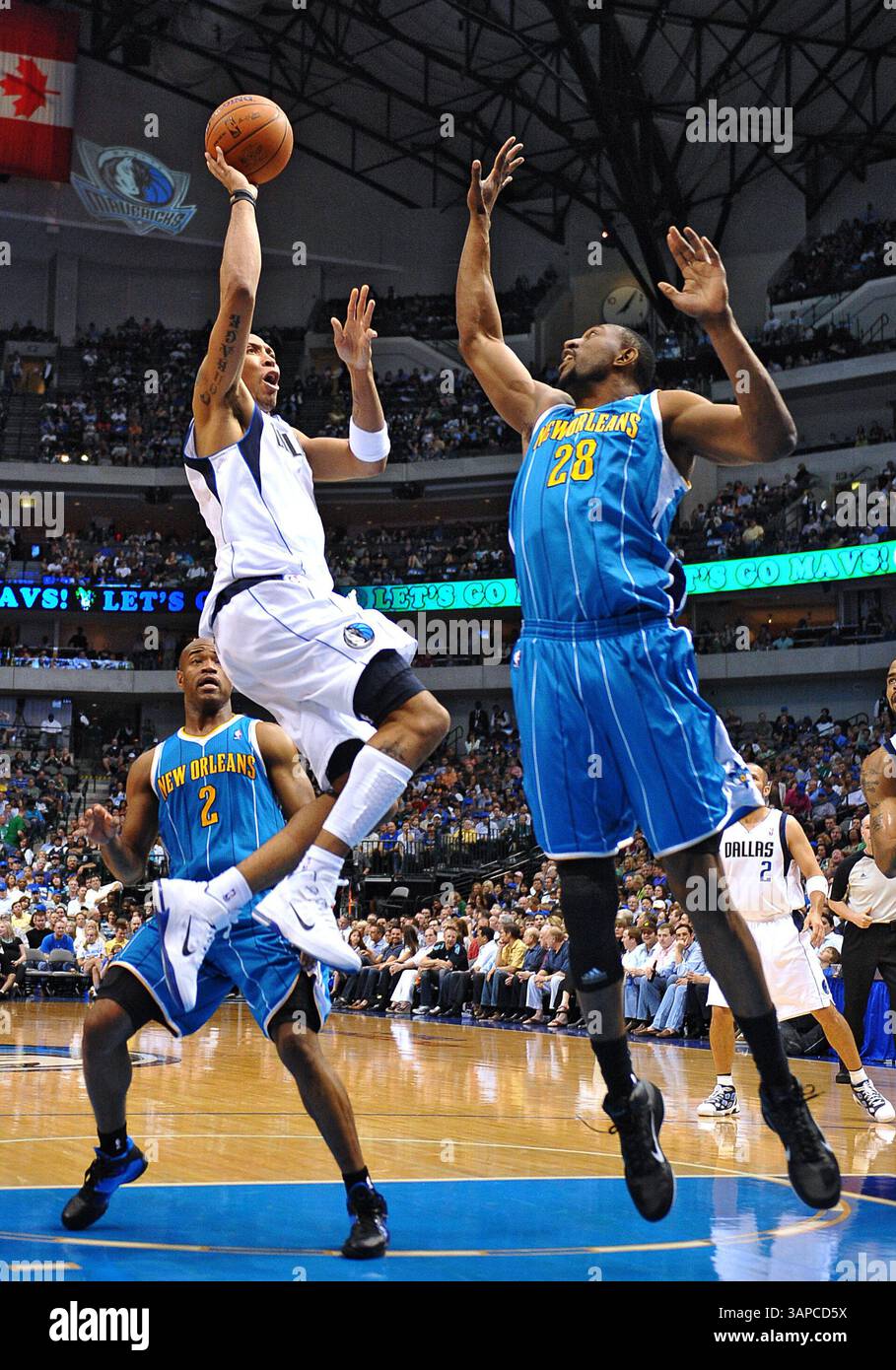 April 2011 Dallas, TX. Dallas Mavericks Small Forward Shawn Marion (0) fährt und schießt am 13. April 2011 im American Airlines Center in Dallas, Texas, während des NBA-Basketballspiels zwischen den New Orleans Hornets und den Dallas Mavericks über das New Orleans Hornets Center D.J. Mbenga (28). Manny Flores/CSM(Credit Image: © Manny Flores/Cal Sport Media/ZUMAPRESS.com) Stockfoto